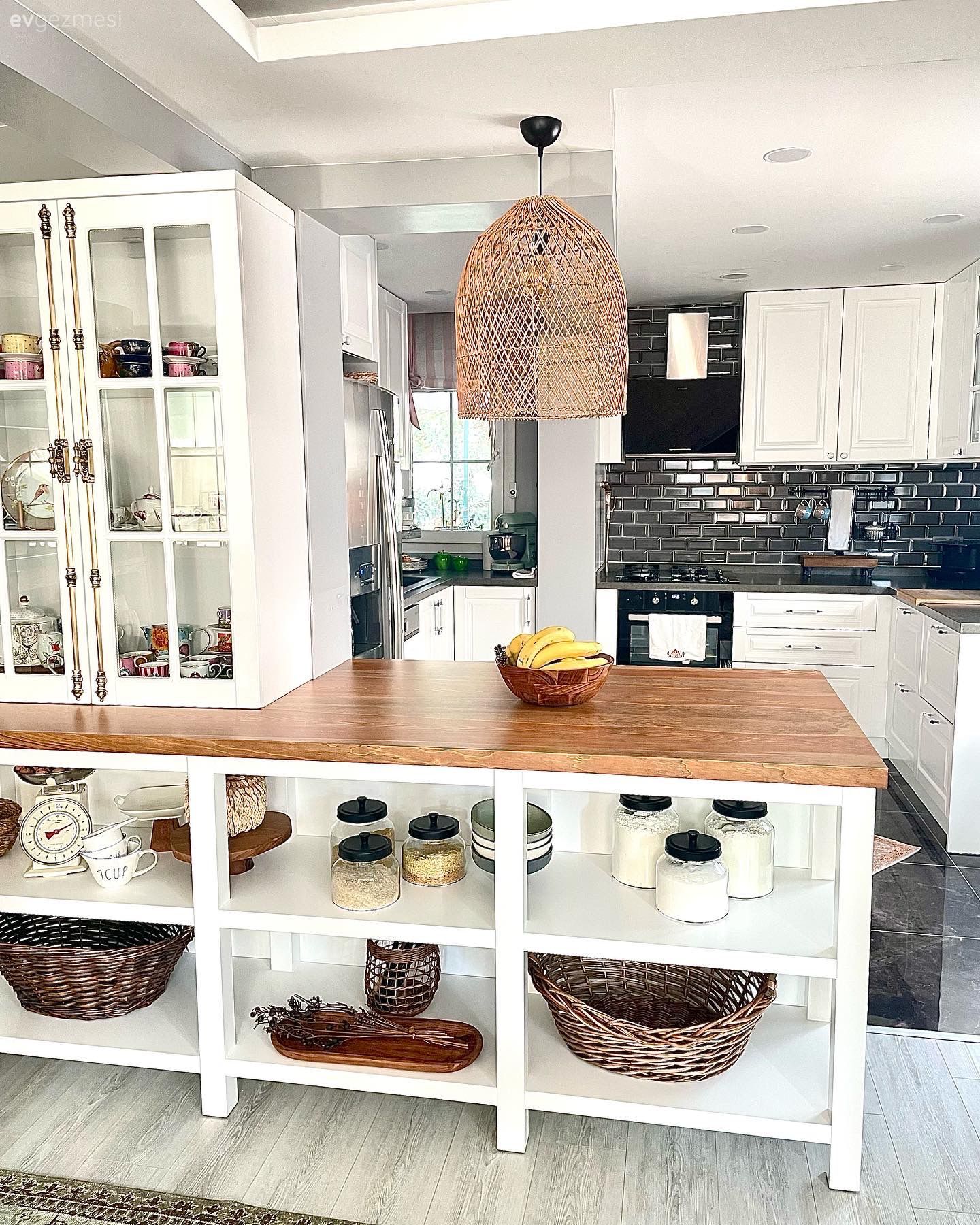 Mutfak, Amerikan Mutfak, İskandinav, Beyaz, Beyaz ve ahşap mutfak, Siyah, Mutfak tezgahı, Mutfak tezgah arası, Tezgah arası seramik, Hasır avize, Mutfak aksesuarları, Ekstra mutfak dolabı, Davlumbaz, Ankastre, Shaker kapaklı dolaplar