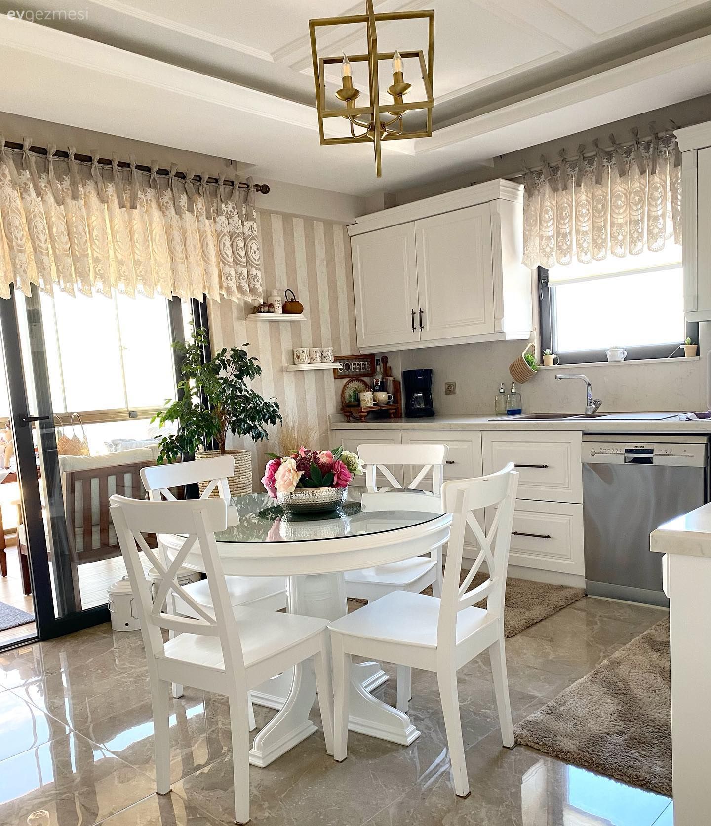 Mutfak, Country mutfak, Country, Beyaz, Bej, Krem, Shaker kapaklı dolaplar, Mutfak perdesi, Mutfak tezgahı, Mutfak tezgah arası, Mutfak Avize Modelleri, Sandalye, Mutfak masası, Mutfak halısı, Ev bitkisi, Çizgili duvar kağıdı