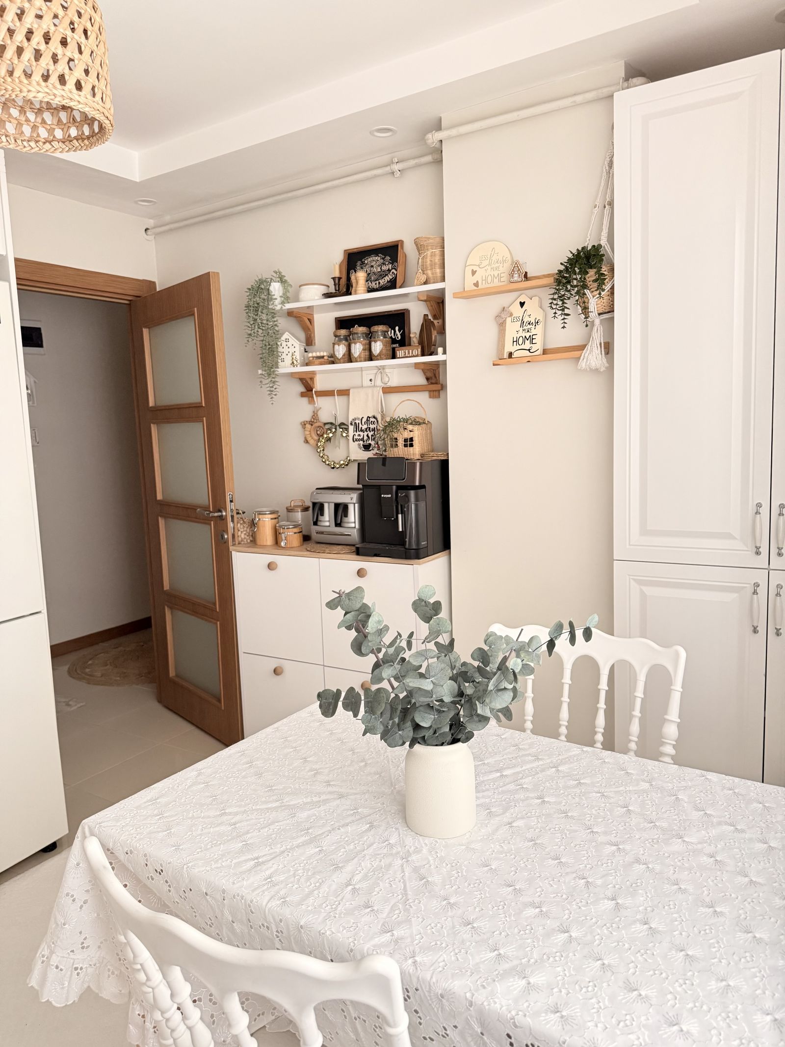 Bu İki Katlı Evde Modern ve Country Esintiler Karışmış