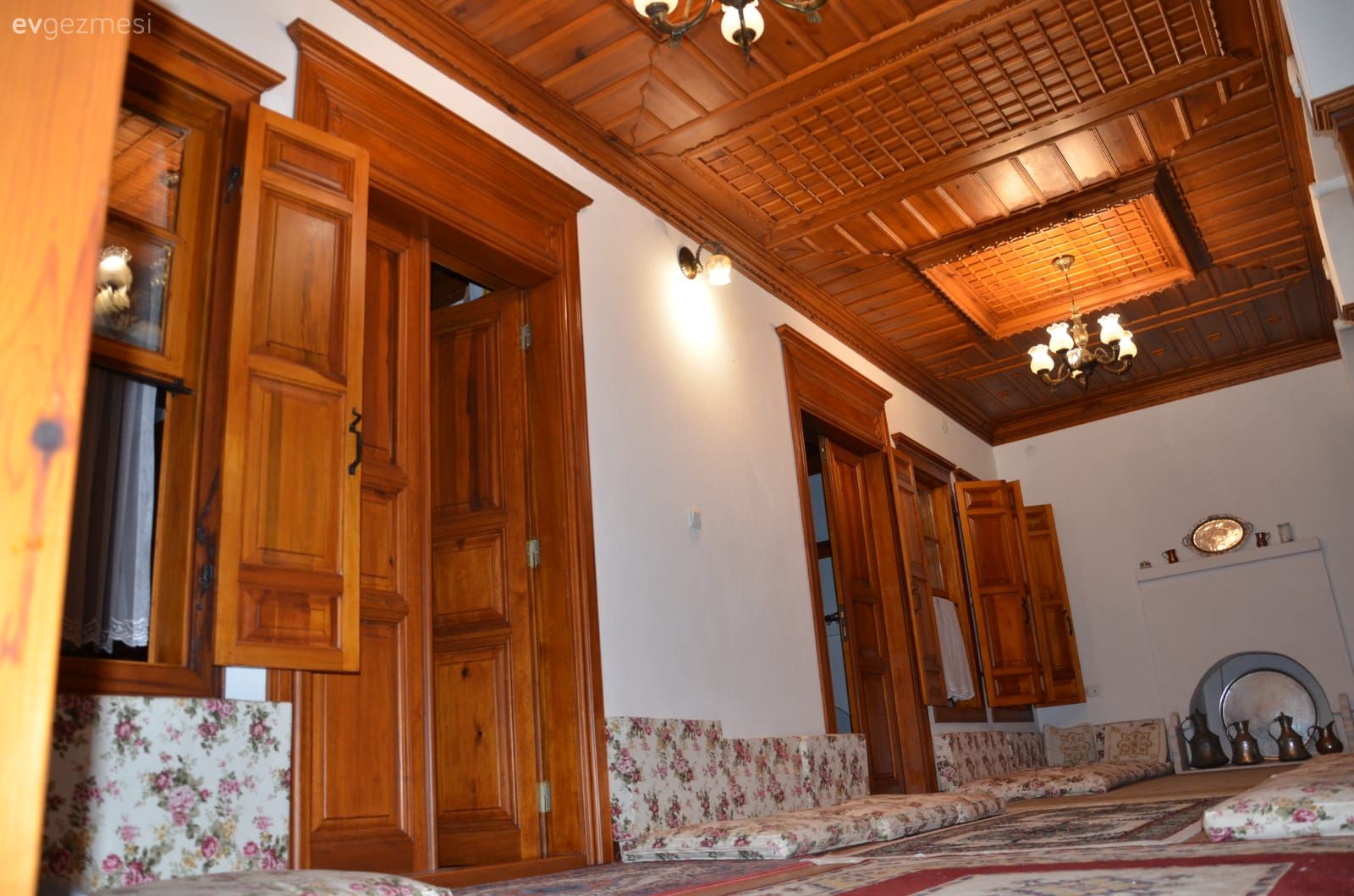 Müstakil Ev, Balkon, Kahverengi, Ahşap Mobilya, Tavan dekorasyon, Avize, Aydınlatma, Şömine, Sedir, Çiçekli desen, Desenler, Aplik, Beyaz
