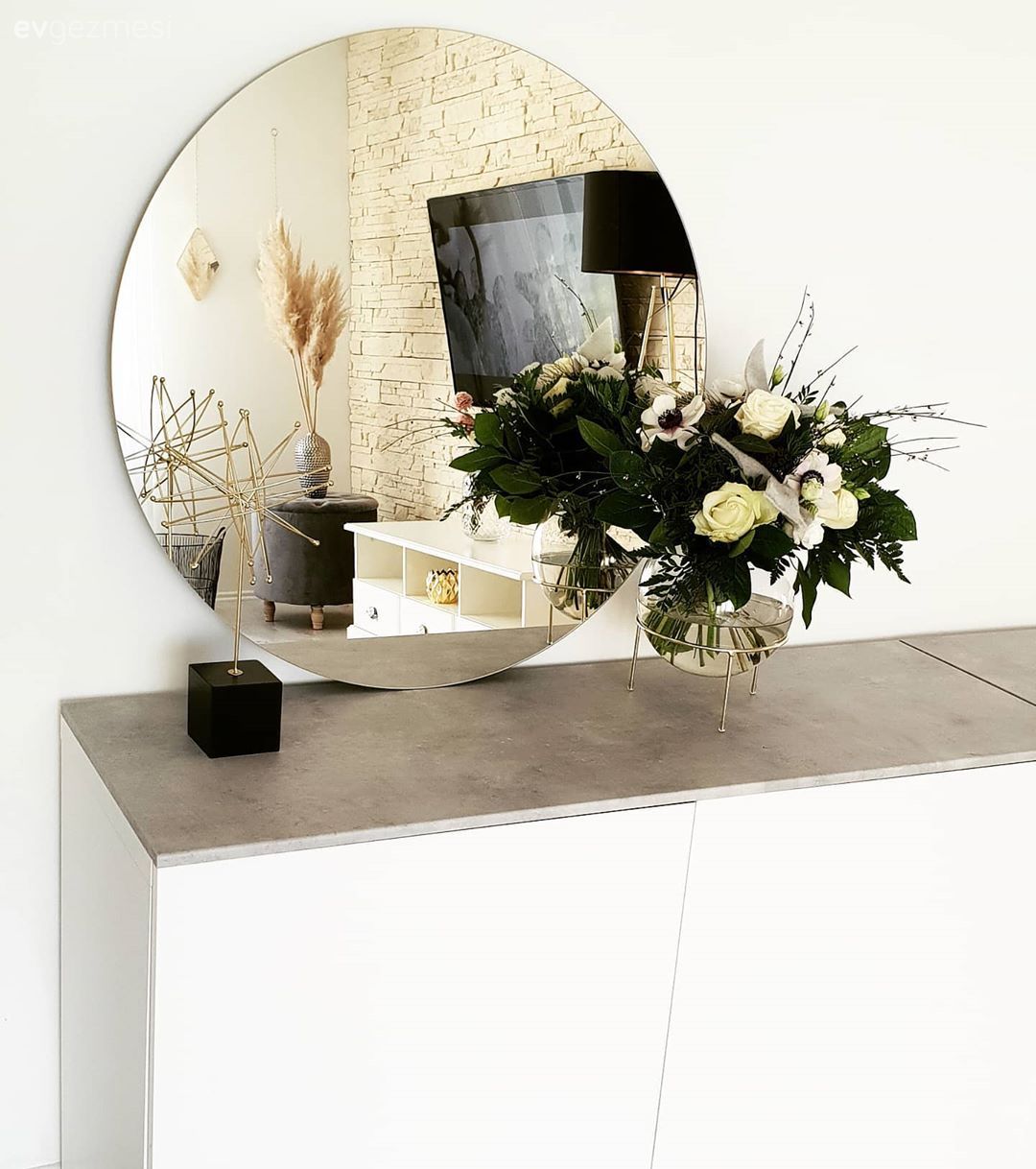 Konsol, Konsol üzeri dekoratif objeleri, Yuvarlak ayna, Dekoratif ayna, Vazo, Ev Aksesuar, Çiçekler, Beyaz