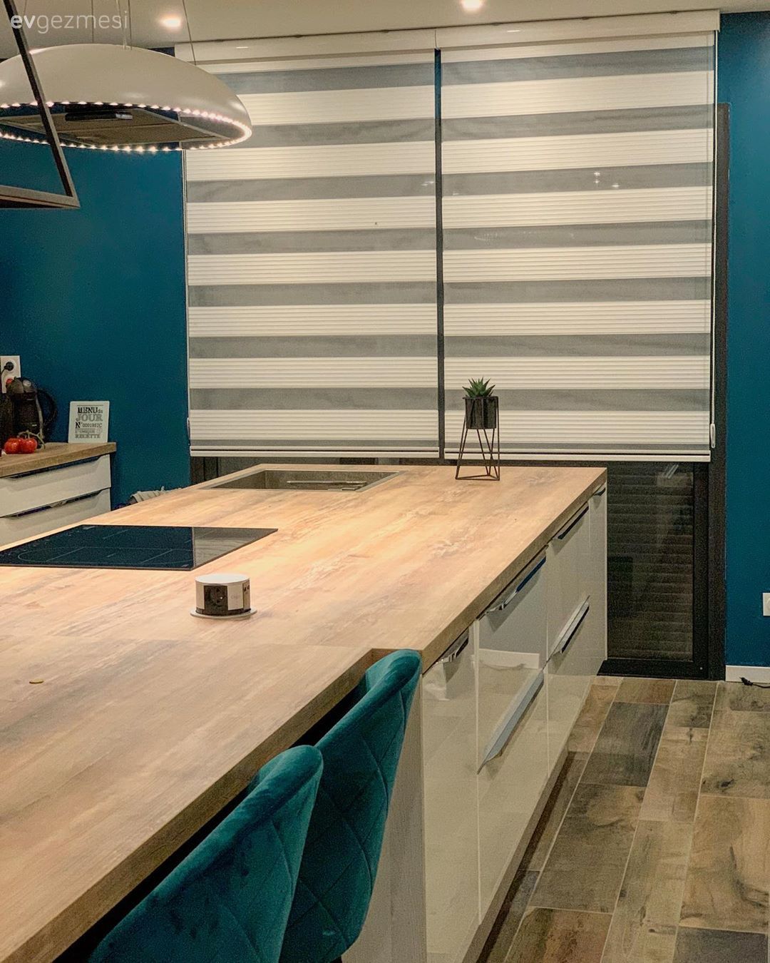 Mutfak, Ada mutfak, Amerikan Mutfak, Ahşap mutfak tezgahı, Mutfak tezgahı, Ankastre, Zebra Perde, Perde, Mutfak perdesi, Mavi duvar, Mutfak masası, Sandalye