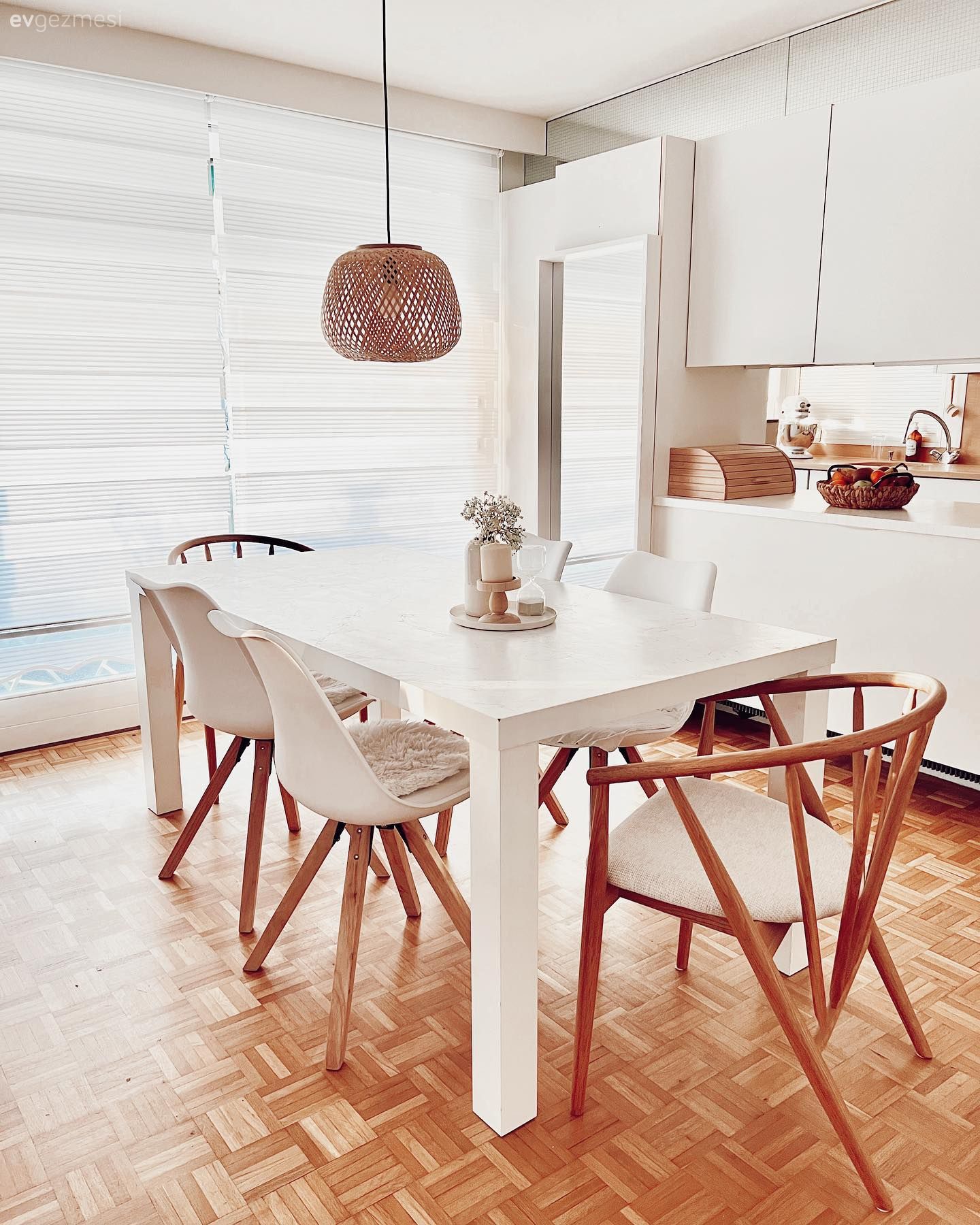 İskandinav, Mutfak, Beyaz, Ahşap Mobilya, Mutfak tezgahı, Mutfak tezgah arası, Tezgah arası seramik, Parke, Hasır avize, Zebra Perde, Perde, Mutfak perdesi, Sandalye, Mutfak masası, Kulpsuz mutfak dolabı