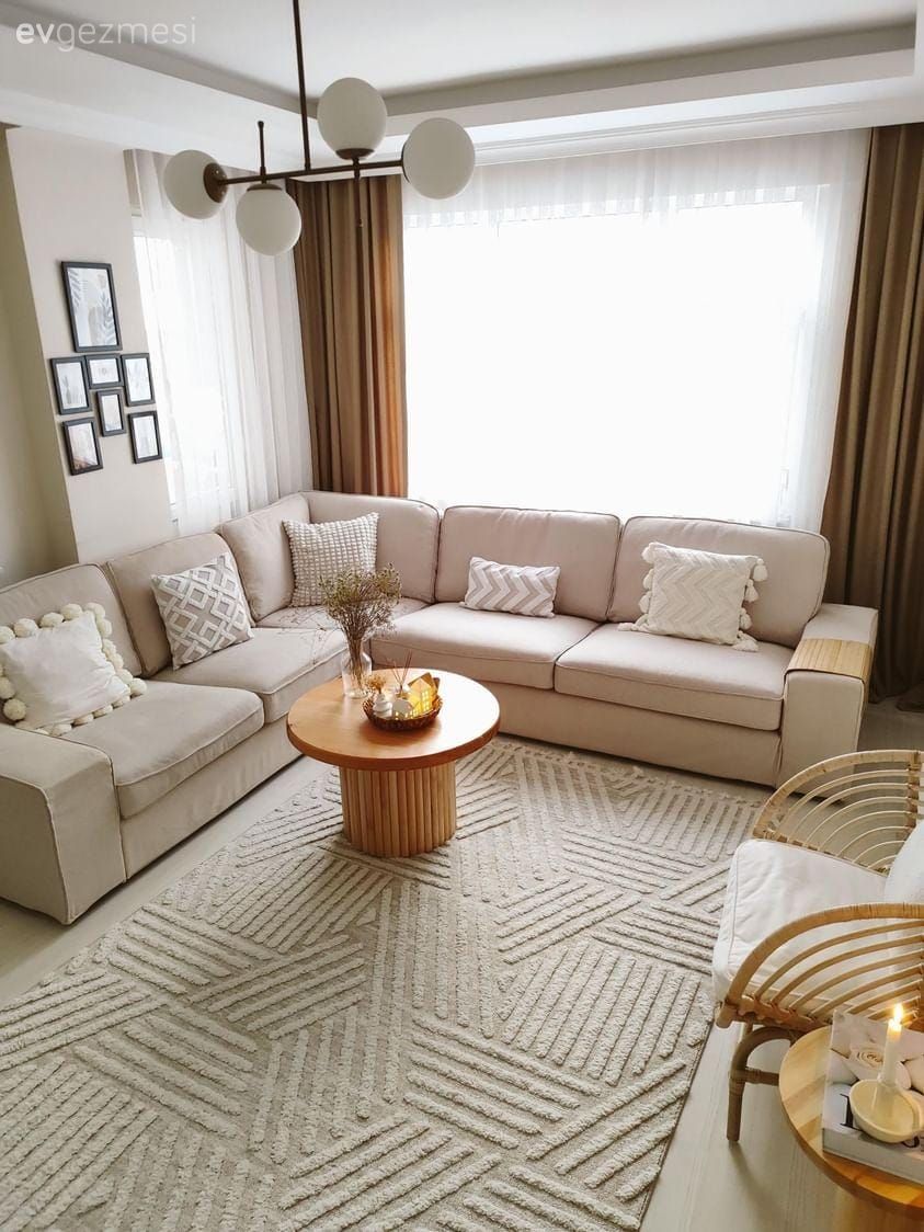 Salon, Bohem Dekorasyon, Beyaz, Krem, Bej, Köşe koltuk, Koltuk takımı, Kahverengi, Fon perde, Perde, Tül perde, Halı, Salon halısı, Ahşap Mobilya, Kırlent, Ev tekstili, Avize, Aydınlatma, Salon avizesi