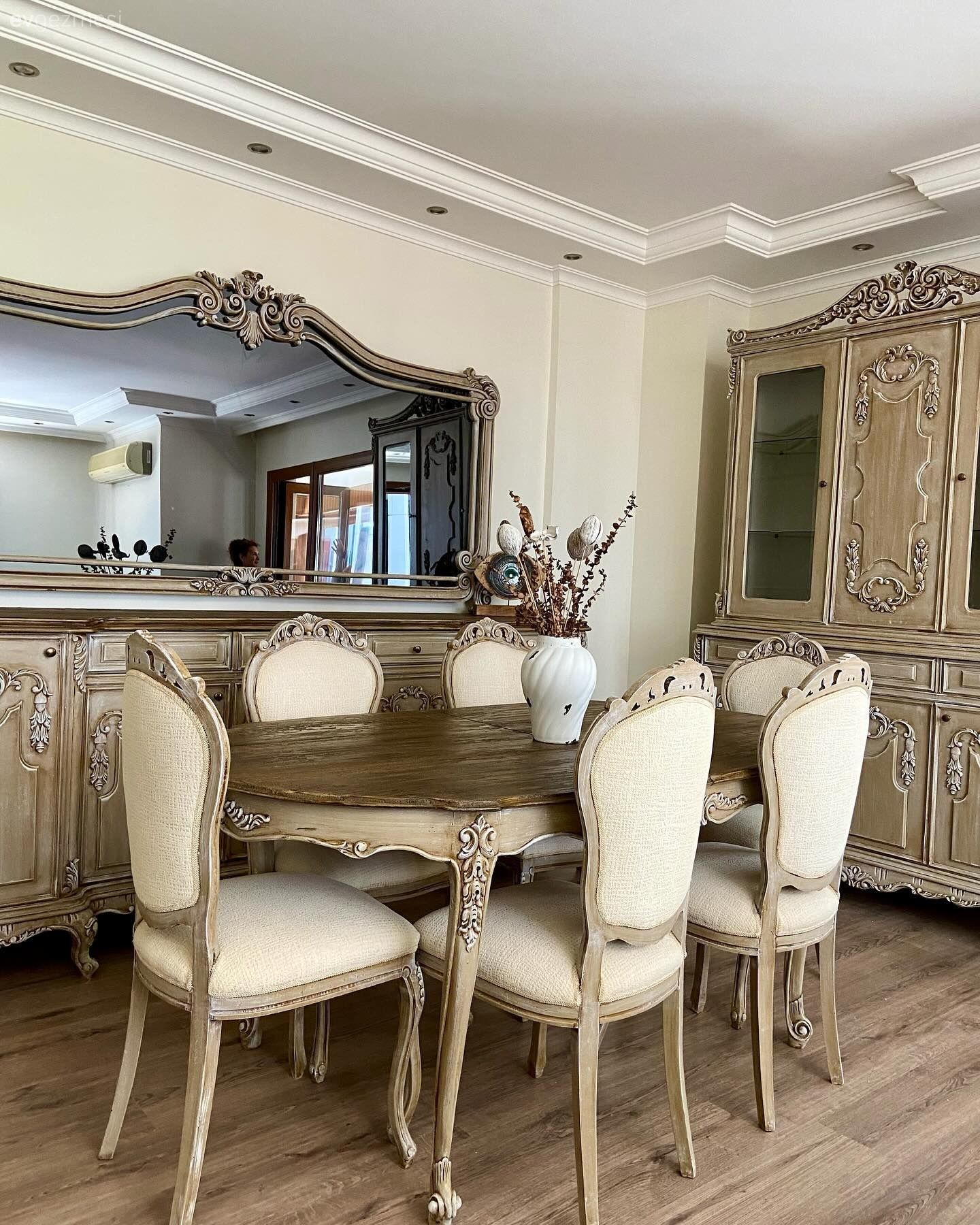 Acı Kahve Mobilyalar Dantel Gibi İşlenmiş Parçalara Dönüşmüş