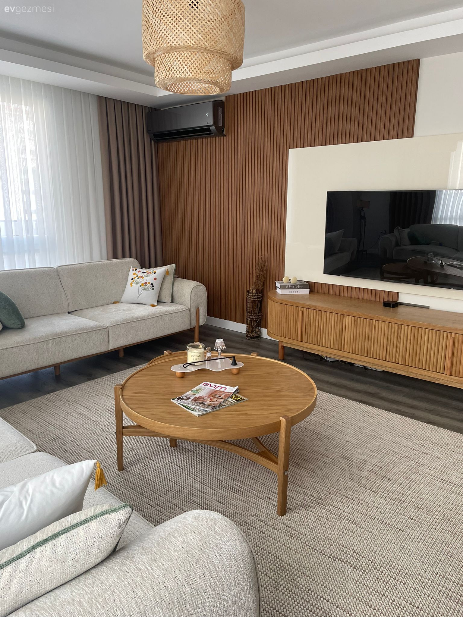 Salon, Modern, Ahşap Mobilya, Tv ünitesi, Tv ünitesi aksesuarları, Ev Aksesuar, Hasır avize, Kırlent, Ev tekstili, Koltuk takımı, Orta sehpa, Sehpa, Halı