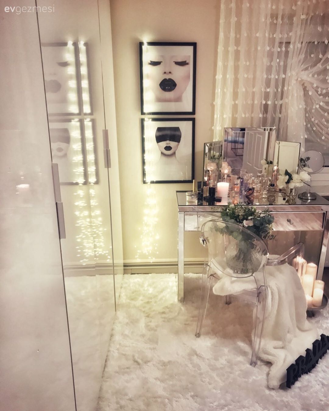 Yatak Odası, Art deko, Makyaj masası, Makyaj aynası, Aynalı mobilya, Ayna, Tablo, Duvar dekorasyonu, Tül perde, Perde, Shaggy halı, Halı, Gardrop, Sandalye