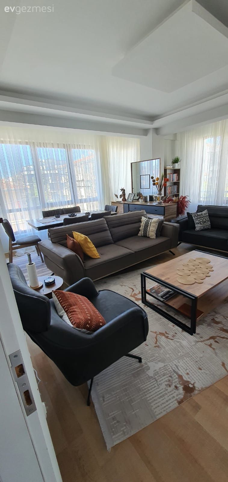 Salon, Modern, Gri, Turuncu, Koltuk takımı, Orta sehpa, Sehpa, Kırlent, Ev tekstili, Ev bitkisi