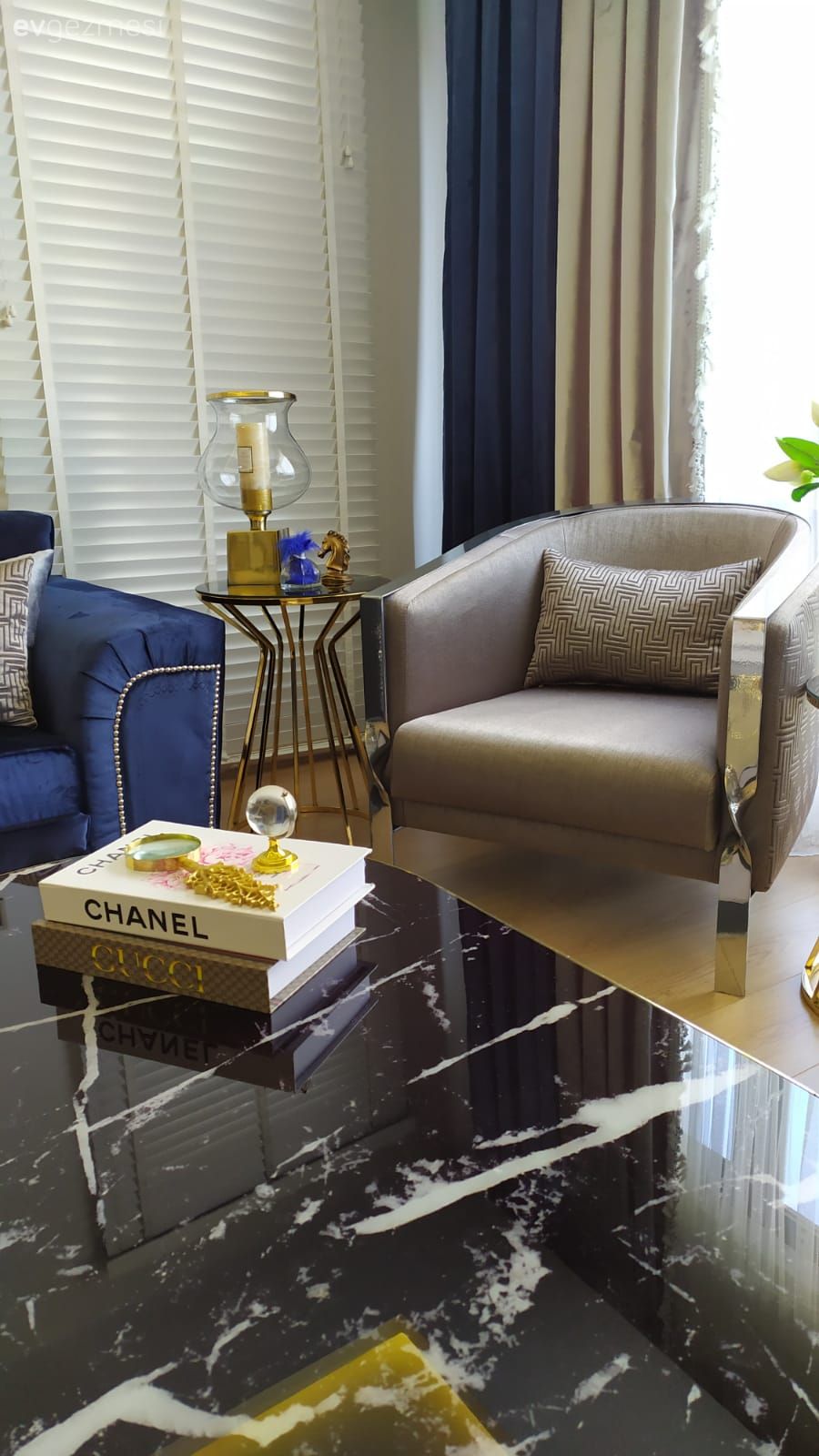 Salon, Art deko, Parlament mavisi, Gri, Beyaz, Koltuk takımı, Altın, Kırlent, Ev tekstili, Çizgili desen, Desenler, Duvar dekorasyonu, Halı, Salon halısı, Berjer, Vizon, Orta sehpa, Sehpa, Sehpa üstü aksesuarı, Ev Aksesuar