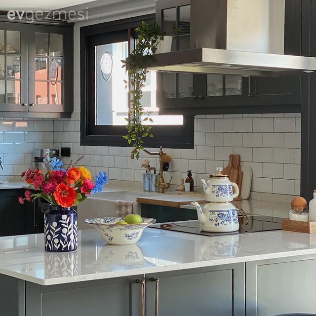 Mutfak, Gri, Beyaz, Ada mutfak, Duvar çıtalama, Davlumbaz, Metro seramik, Seramik, Mutfak tezgahı, Mutfak tezgah arası, Tezgah arası seramik, Mutfak aksesuarları, Ev bitkisi