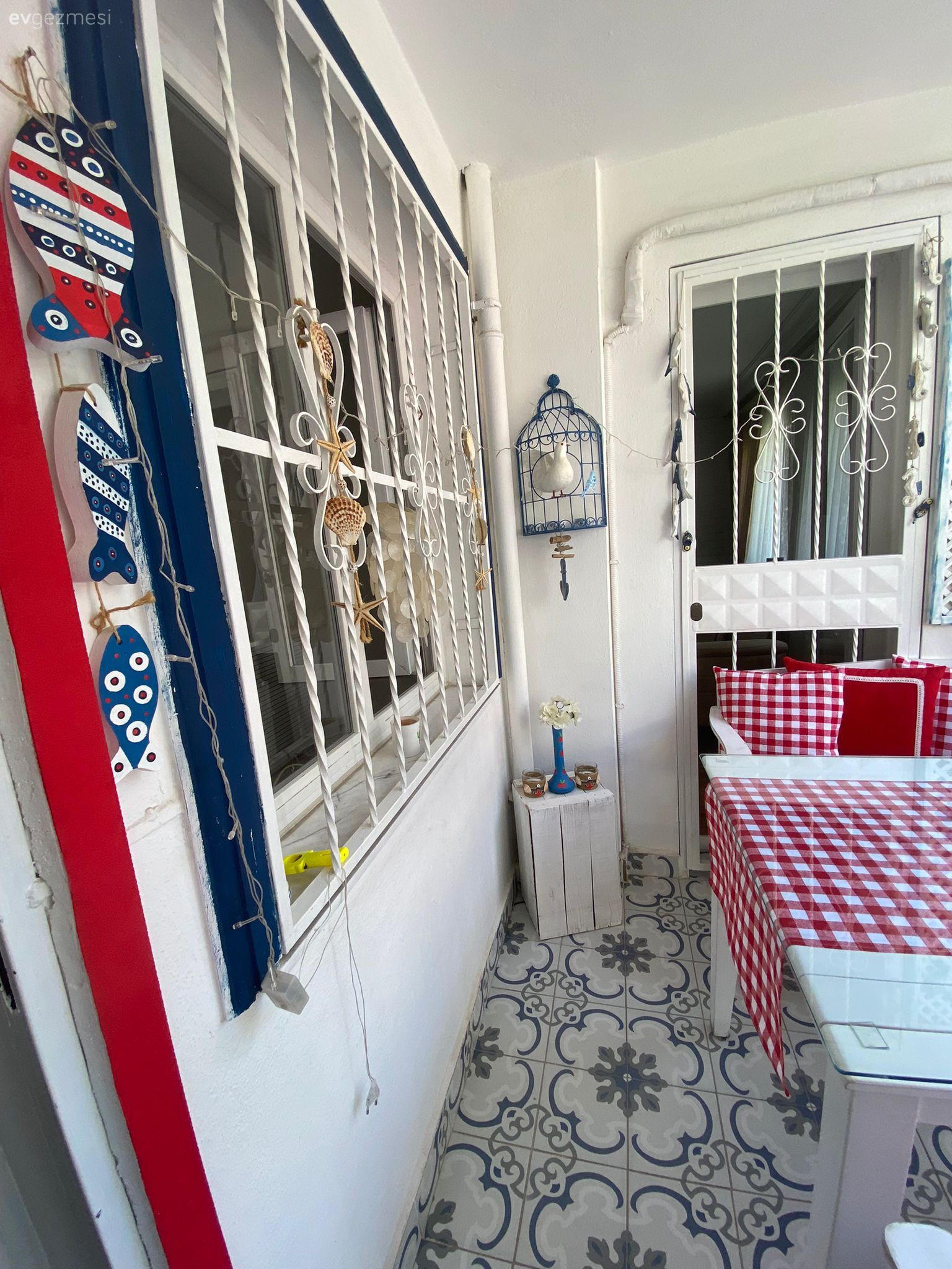 Bu Neşeli Balkonda Country Stil Sahil Esintileriyle Karışmış!