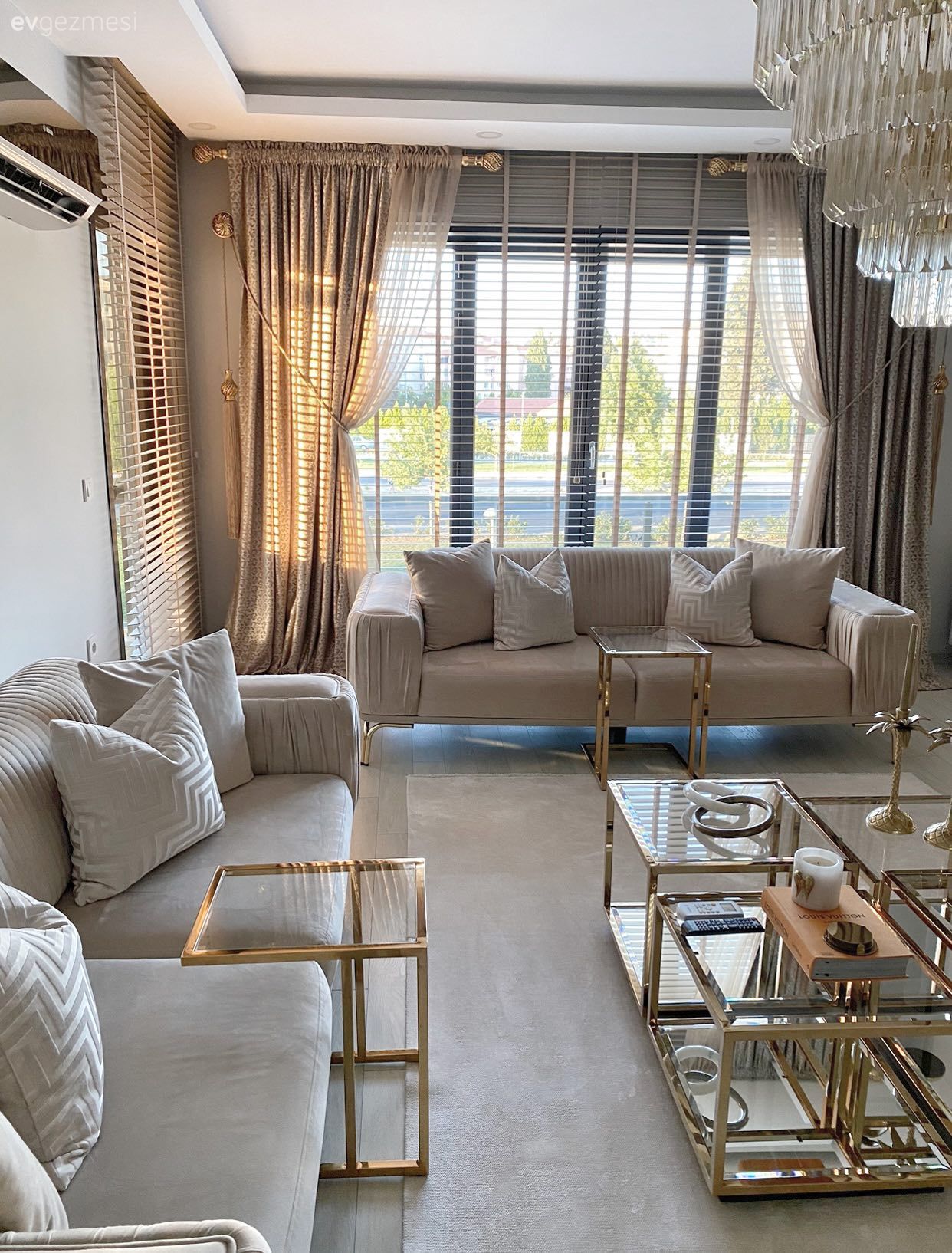 Salon, Art deko, Krem, Bej, Altın, Vizon, Koltuk takımı, Halı, Salon halısı, Fon perde, Perde, Tül perde, Orta sehpa, Sehpa, Cam orta sehpa, Dekoratif Objeler, Tv ünitesi, Tv ünitesi aksesuarları, Ev Aksesuar, Avize, Aydınlatma, Salon avizesi, Jaluzi