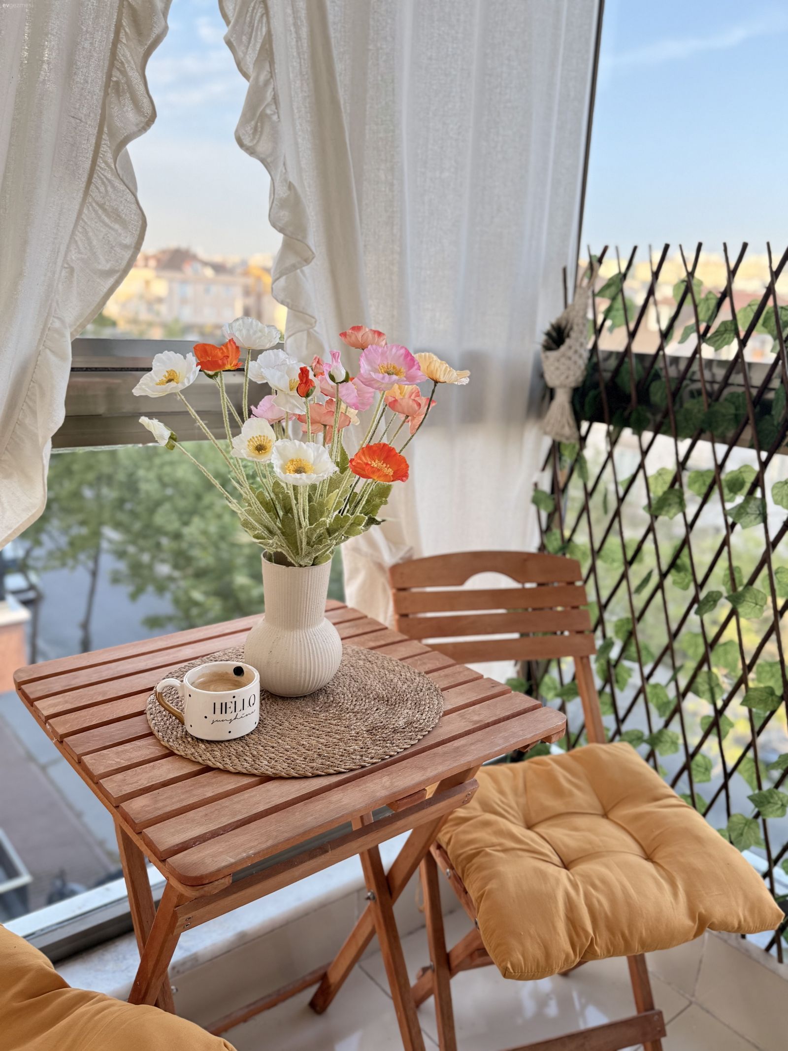 Bu İki Katlı Evde Modern ve Country Esintiler Karışmış