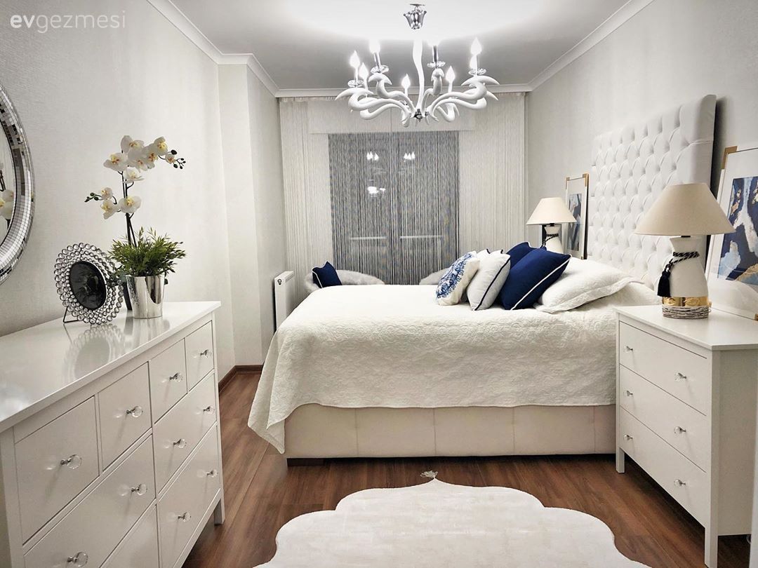 Yatak Odası, Beyaz, Parlament mavisi, Yatak başlığı, Şifonyer, Yatak odası avizesi, Yatak odası halısı, Yatak odası perdesi, Komodin, Abajur, Aydınlatma, Vazo, Ev Aksesuar, Çiçekler
