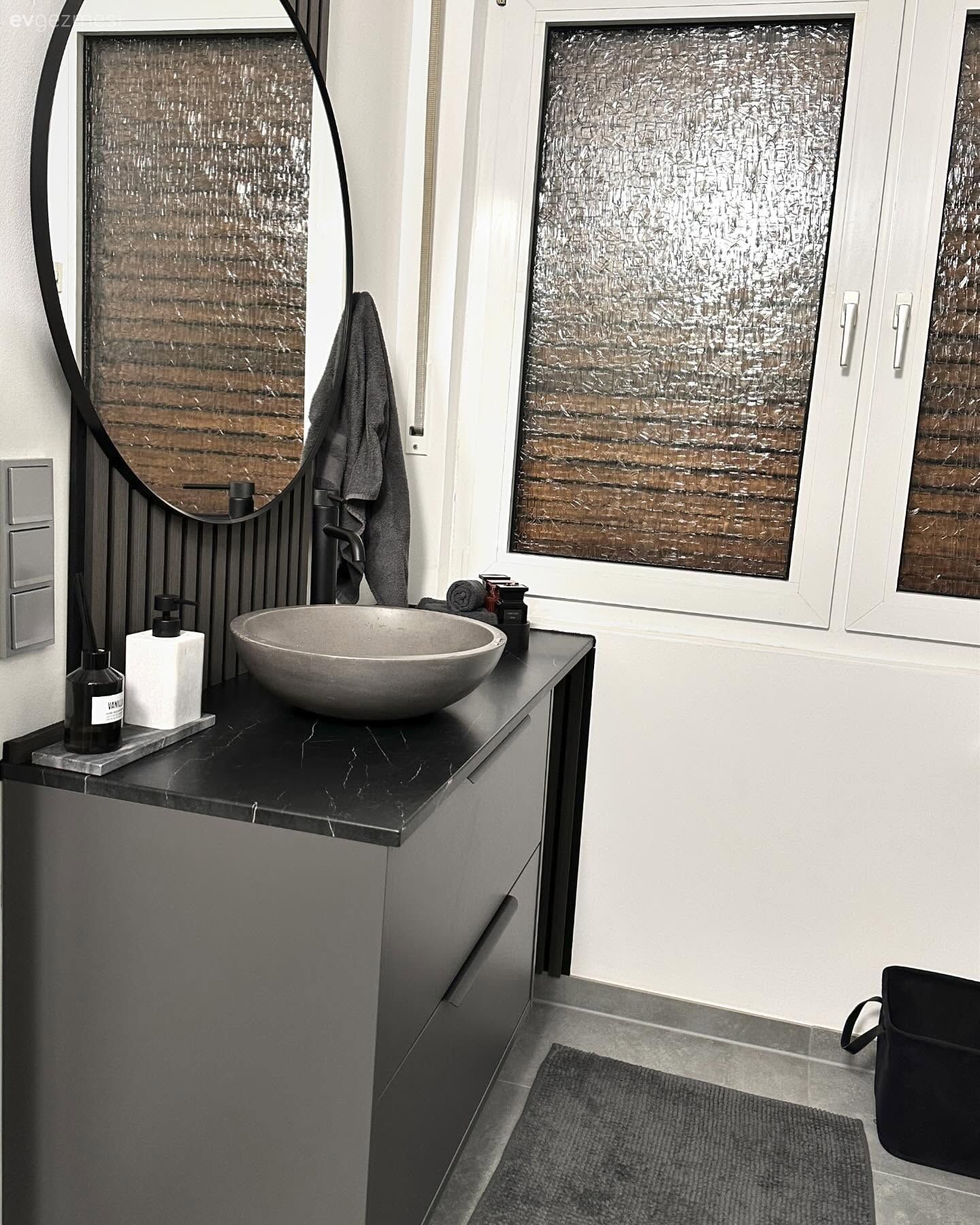 Bu Modern Evin Renkleri Gri, Siyah ve Beyaz