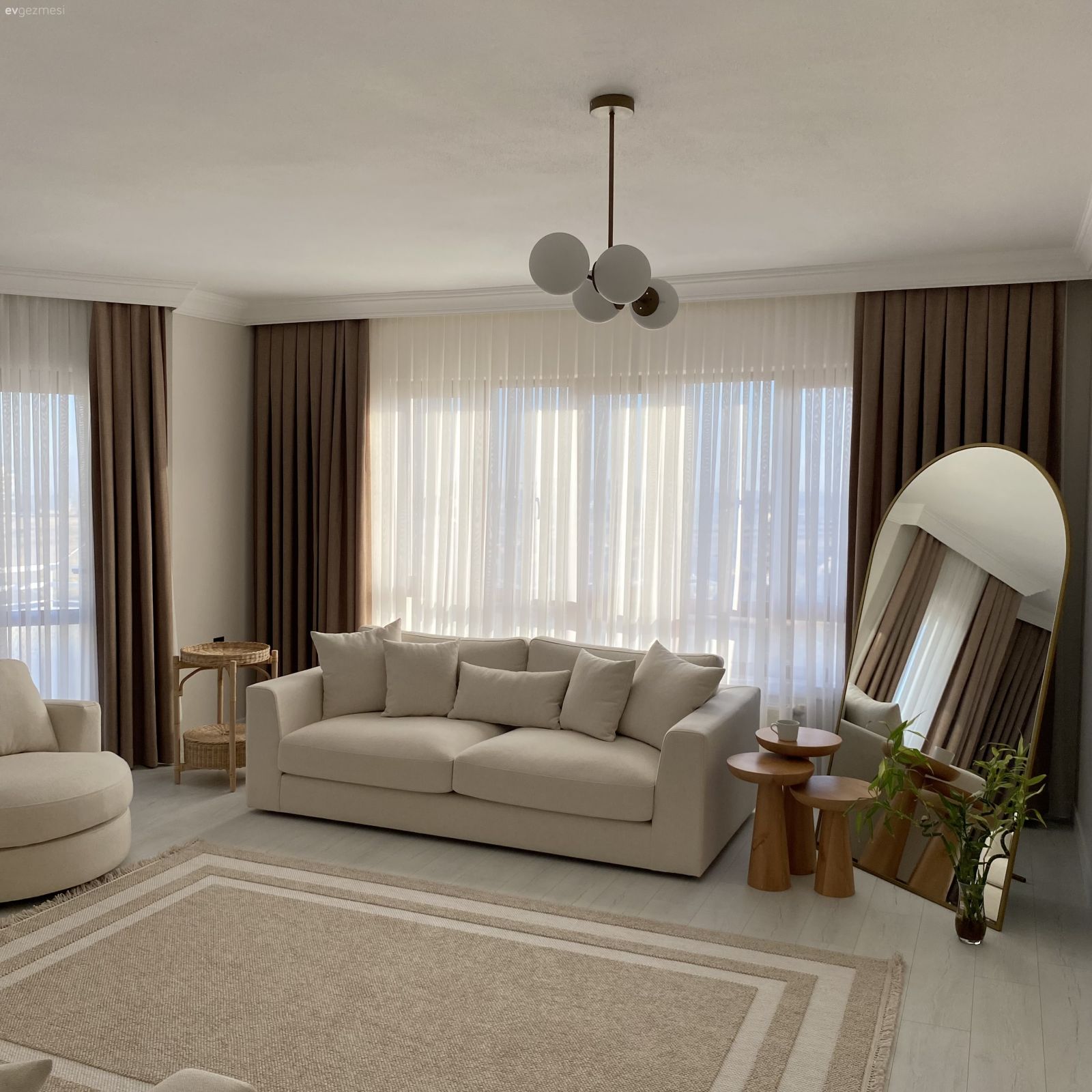 Salon, İskandinav, Beyaz, Bej, Kahverengi, Ahşap Mobilya, Fon perde, Perde, Tül perde, Koltuk takımı, Boy aynası, Ayna, Halı, Salon halısı, Avize, Aydınlatma, Ev bitkisi, Berjer