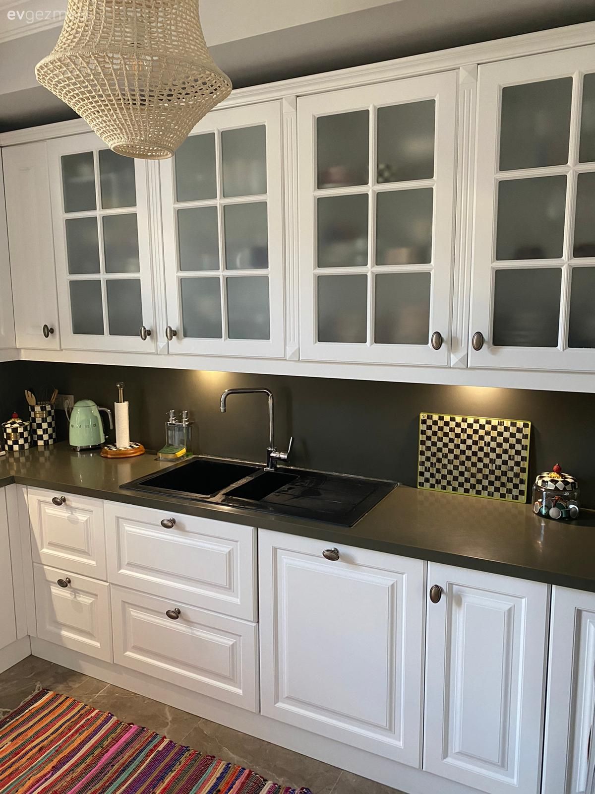 Mutfak, Beyaz, Siyah, Mutfak tezgahı, Siyah tezgah, Mutfak tezgah arası, Shaker kapaklı dolaplar, Mutfak Avize Modelleri, Mutfak halısı