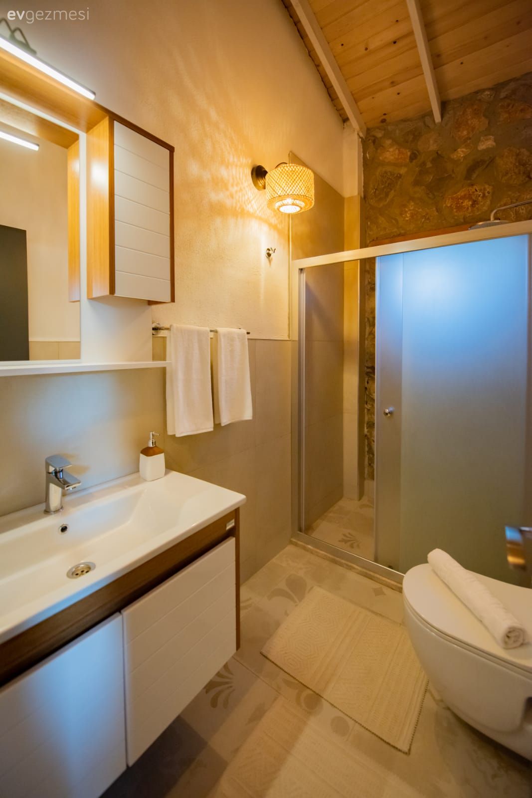 Terkedilmiş Köyün İçinde Sımsıcak Şekilde: Kayaköy'den Havuzlu Bir Ev!