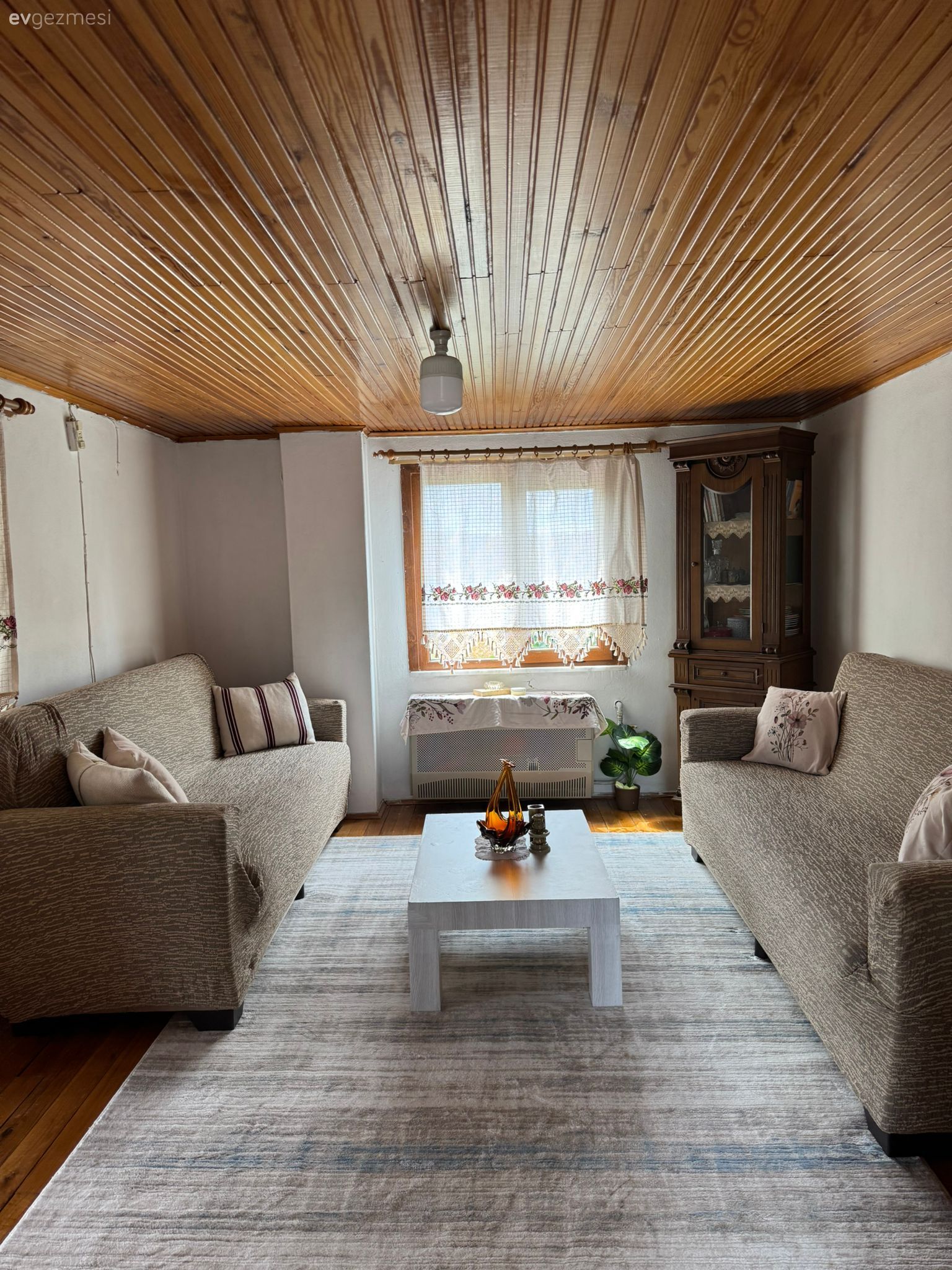 Dışarıdaki Merdivenleri İçeri Alınan Bu Köy Evi Artık Dubleks