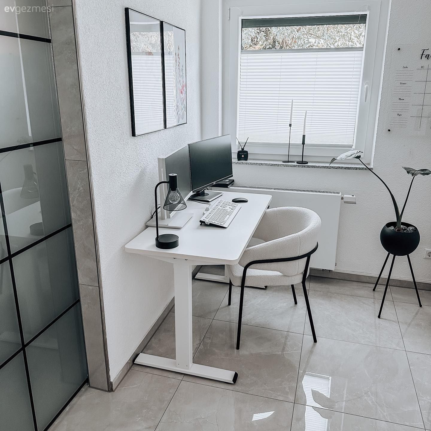 Bu Sofistike Evde Beyaz ve Siyah Dışındaki Renkler Pek Sevilmiyor!