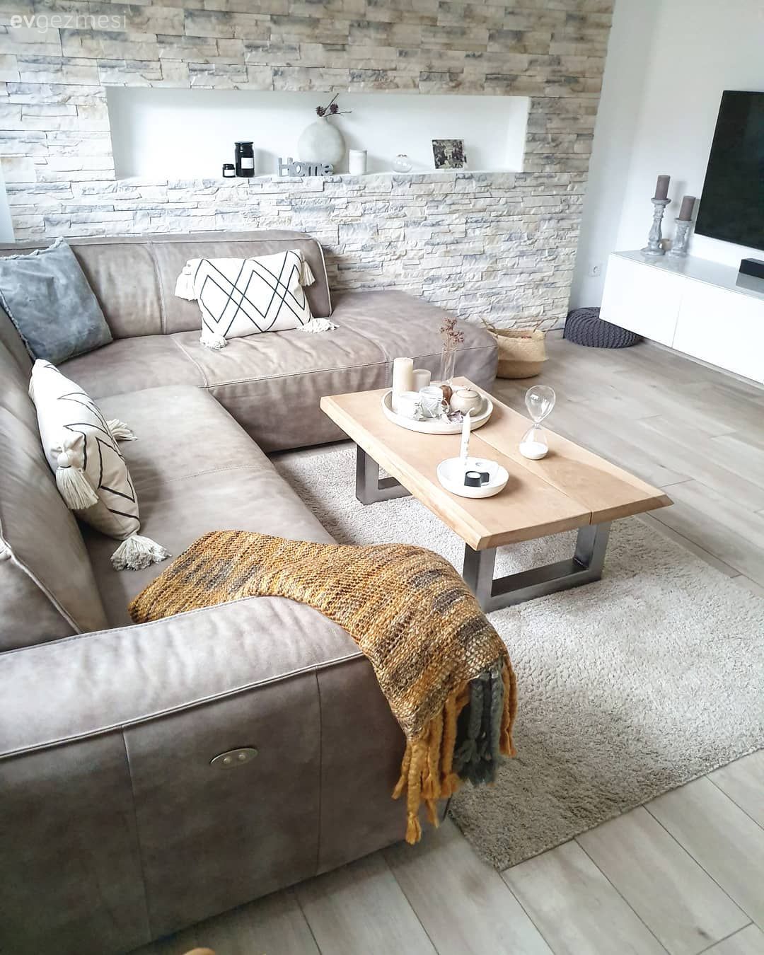 Salon, Vizon, Beyaz, Köşe koltuk, Koltuk takımı, Bej, Taş duvar, Duvar dekorasyonu, Duvar Nişleri, Halı, Salon halısı, Tv ünitesi, Tv ünitesi aksesuarları, Ev Aksesuar, Orta sehpa, Sehpa, Kırlent, Ev tekstili, Modern rustik
