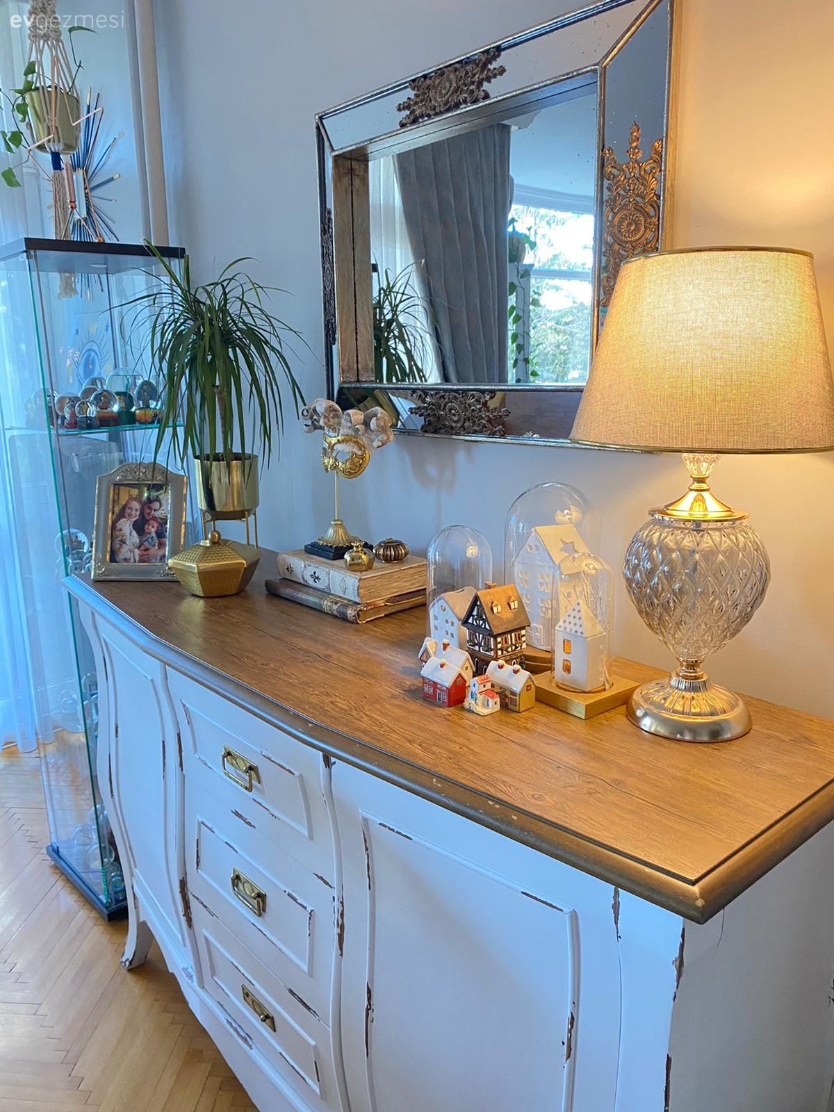 Beyaz, Kahverengi, Konsol, Konsol üzeri dekoratif objeleri, Abajur, Aydınlatma, Ev bitkisi, Ayna, Dekoratif Objeler