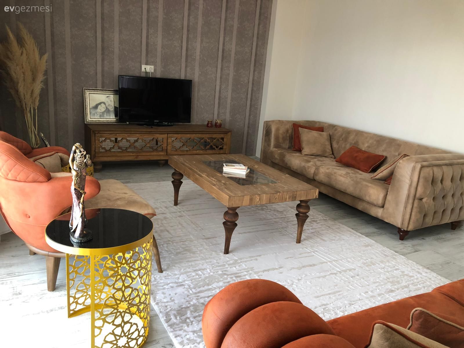 Salon, Modern rustik, Turuncu, Vizon, Altın, Siyah, Koltuk takımı, Orta sehpa, Sehpa, Tv ünitesi, Tv ünitesi aksesuarları, Ev Aksesuar, Halı, Salon halısı, Avize, Aydınlatma, Salon avizesi, Duvar dekorasyonu, Duvar kağıdı, Berjer, Yan sehpa, Dekoratif Objeler