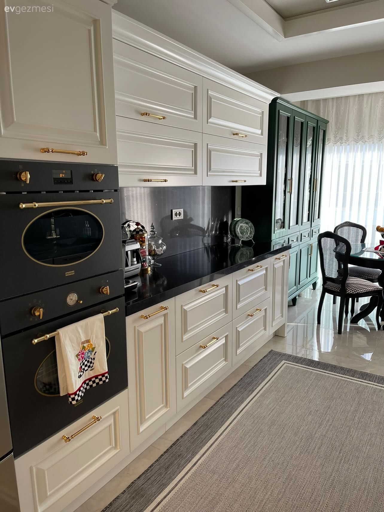 Mutfak, Beyaz, Siyah, Shaker kapaklı dolaplar, Mutfak tezgahı, Siyah tezgah, Yeşil, Ekstra mutfak dolabı, Sandalye, Yemek masası, Mutfak halısı