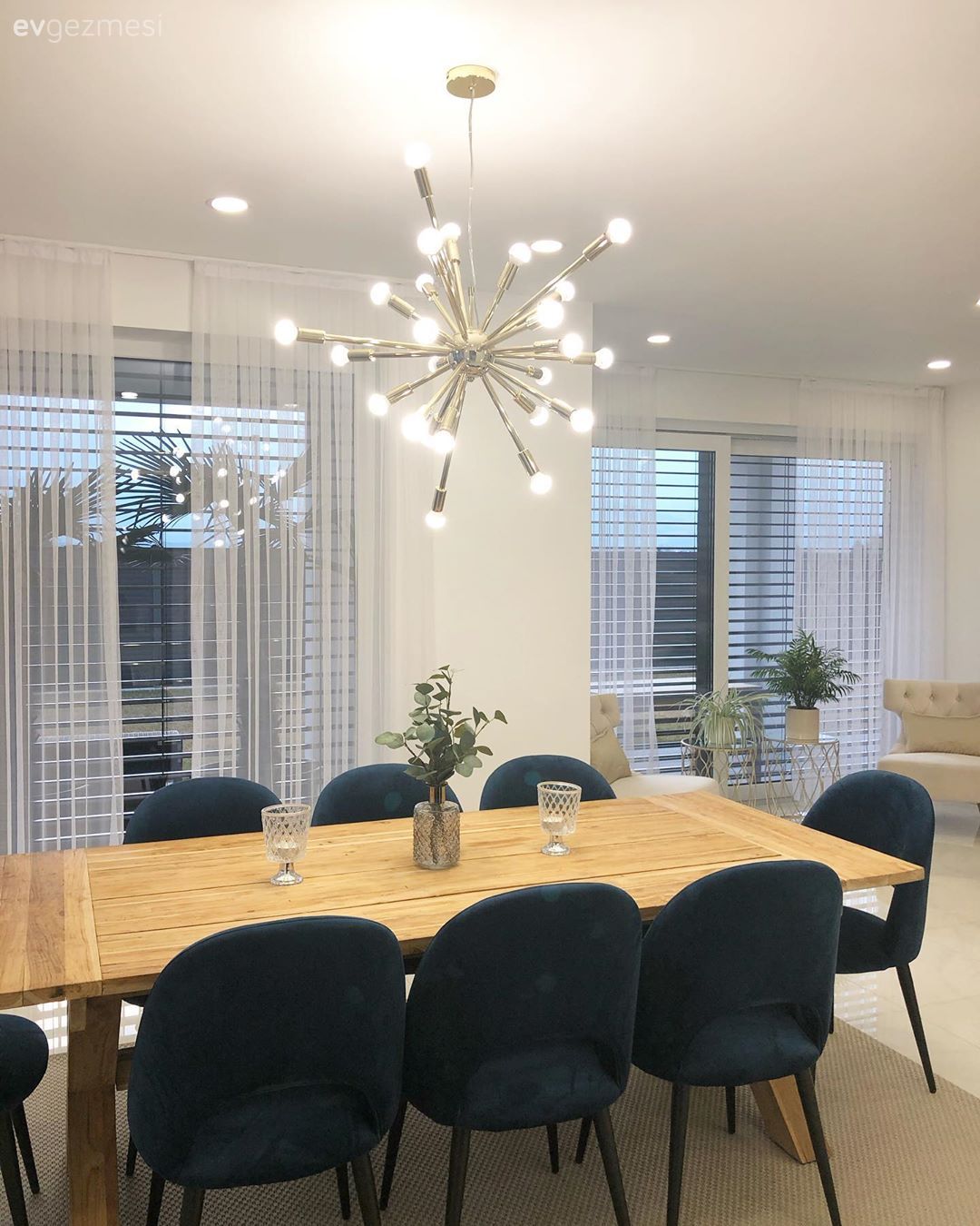 Yemek Odası, Modern, Parlament mavisi, Beyaz, Kahverengi, Ahşap masa, Sandalye, Yemek odası avizesi, Tül perde, Perde