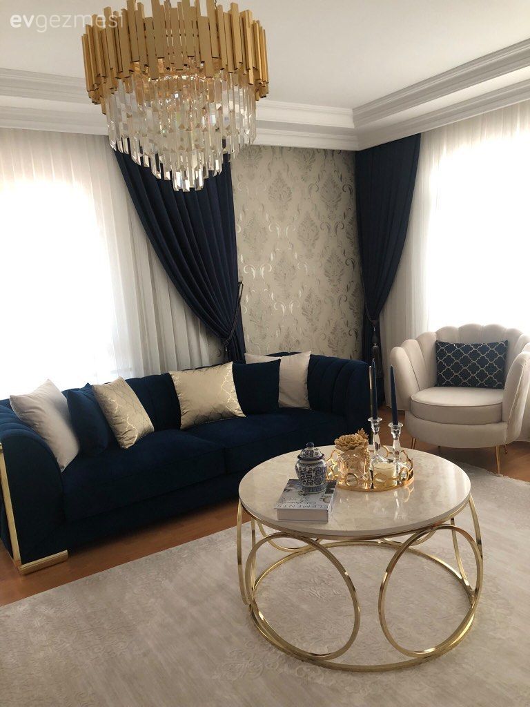 Salon, Art deko, Beyaz, Parlament mavisi, Altın, Koltuk takımı, Berjer, Fon perde, Perde, Tül perde, Orta sehpa, Sehpa, Duvar kağıdı, Duvar dekorasyonu, Avize, Aydınlatma, Salon avizesi, Metal ayaklı sehpa, Halı, Kırlent, Ev tekstili