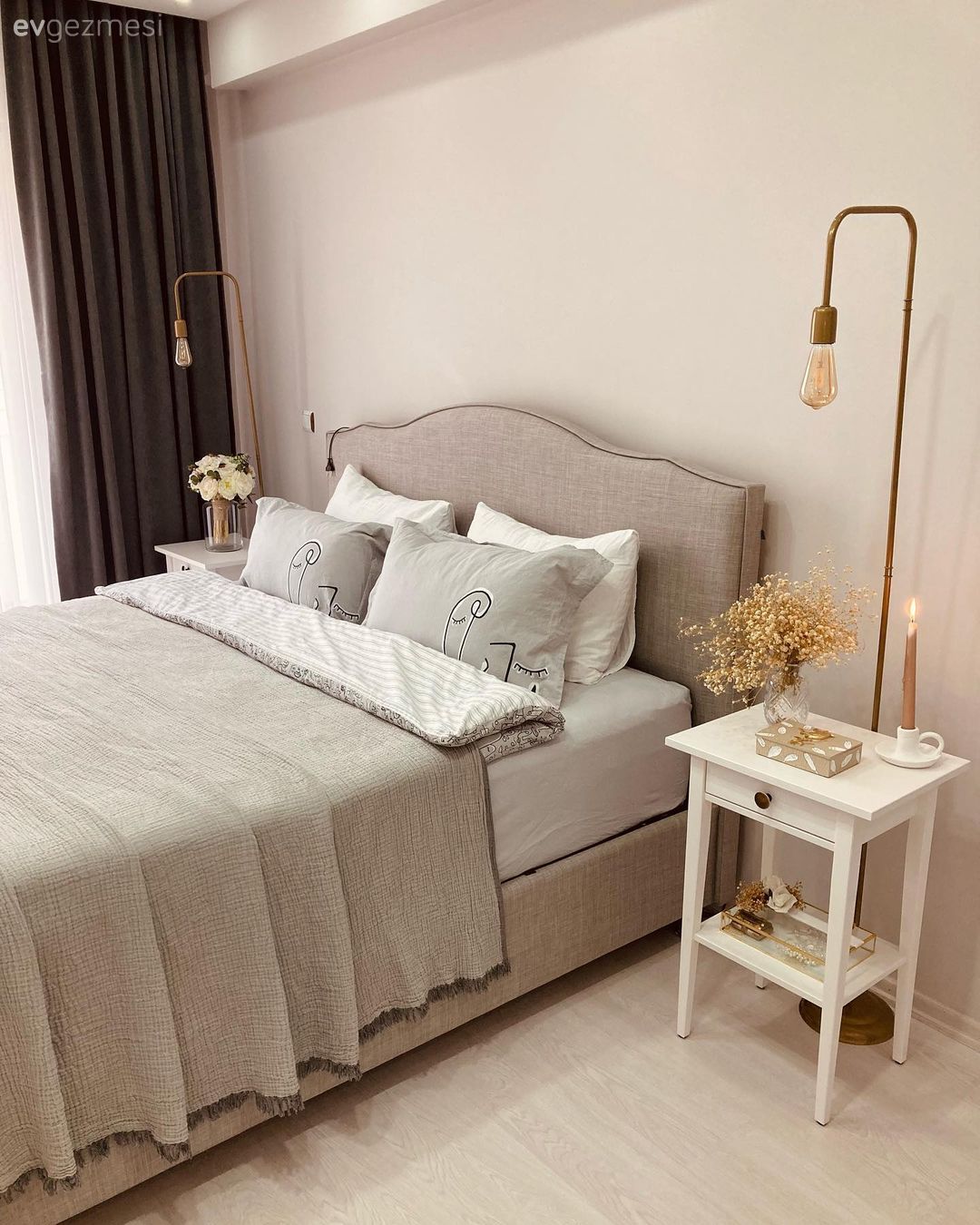 Yatak Odası, Bej, Krem, Beyaz, Yatak başlığı, Fon perde, Perde, Tül perde, Lambader, Aydınlatma, Komodin, Dekoratif Objeler