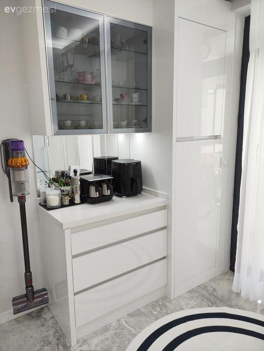 Beyaz, Kahve köşesi, Siyah, Kulpsuz mutfak dolabı, Mutfak aksesuarları, Mutfak, Mutfak halısı, Siyah- Beyaz