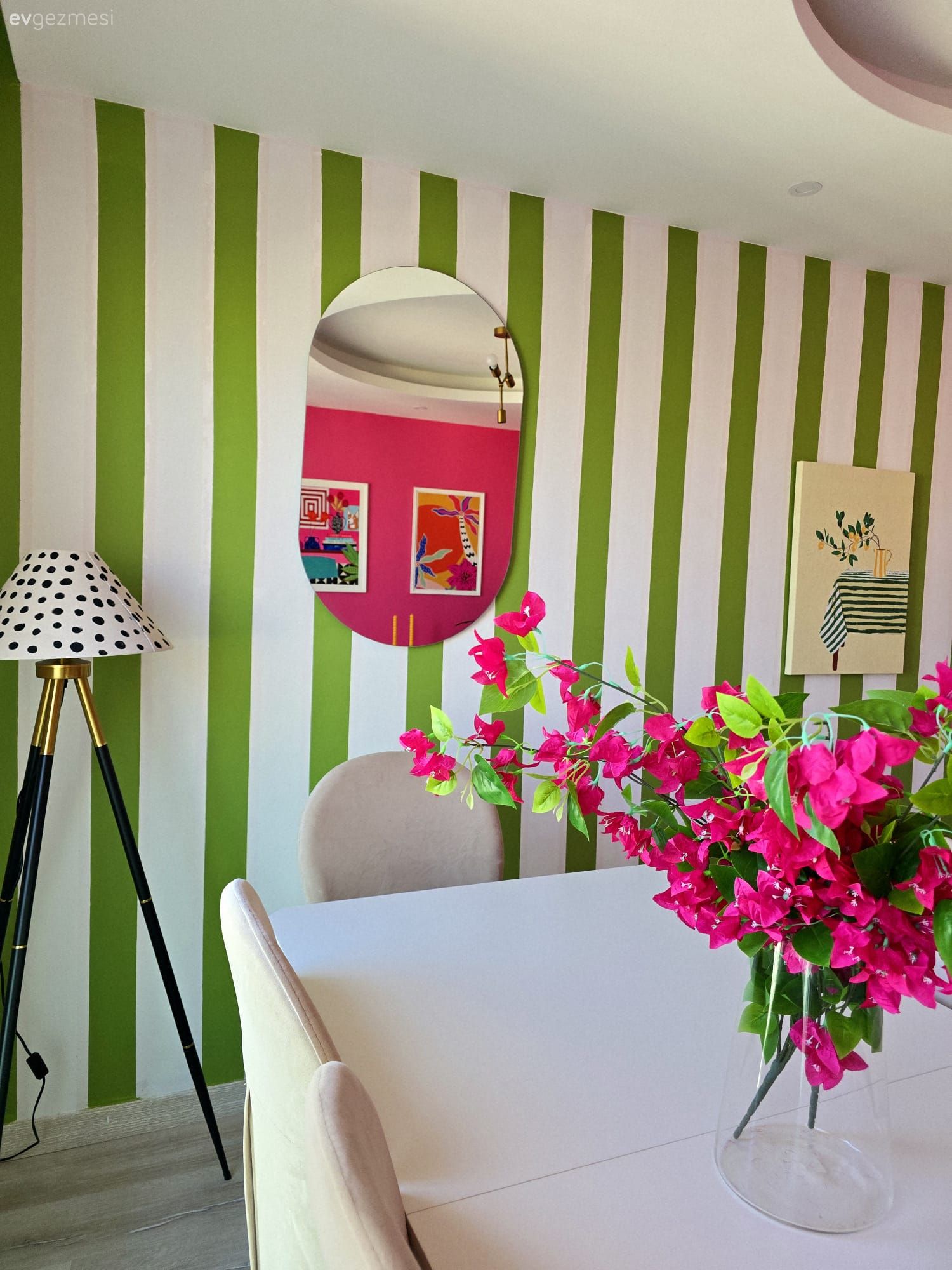 Çizgili duvar kağıdı, Ayna, Sandalye, Yemek masası, Vazo, Ev Aksesuar, Lambader, Aydınlatma
