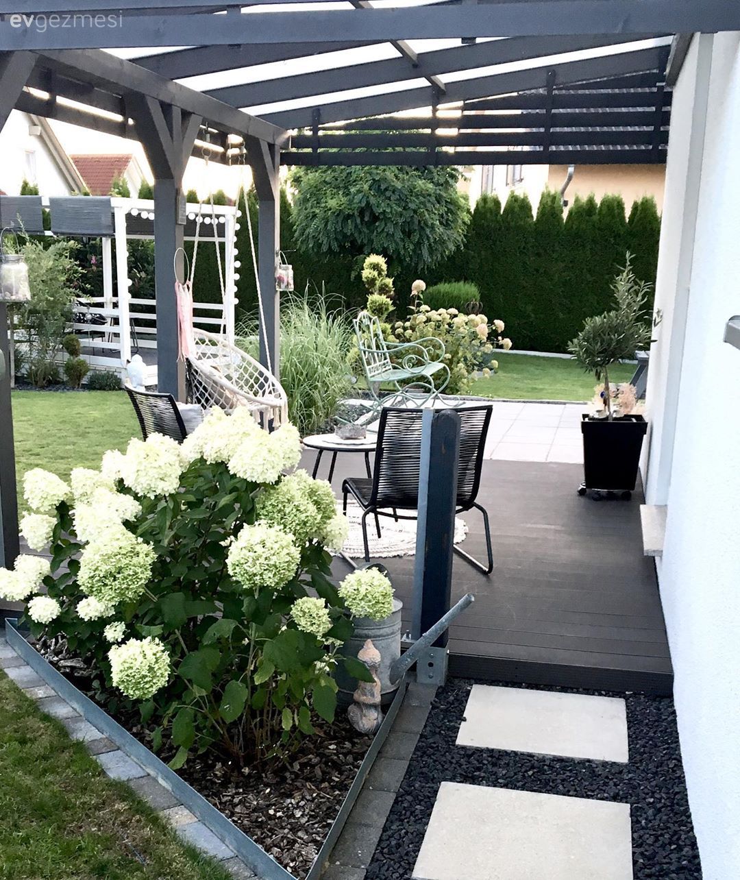 Bu Havadar Evin İçinde Açık Renkler Ahşaplarla Yoğrulmuş