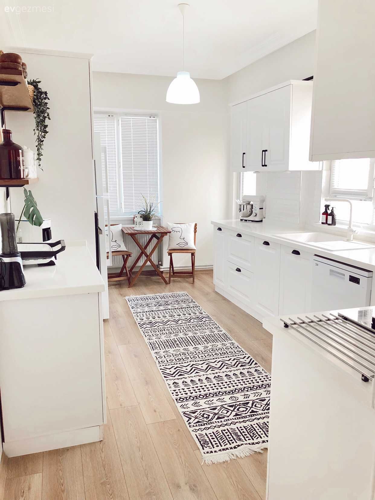 Mutfak, Beyaz mutfak, Beyaz, Siyah, Mutfak tezgahı, Mutfak tezgah arası, Mutfak perdesi, Shaker kapaklı dolaplar, Mutfak halısı, Koridor tipi mutfak, Mutfak masası, Sandalye, Mutfak Avize Modelleri, Kilim, Halı