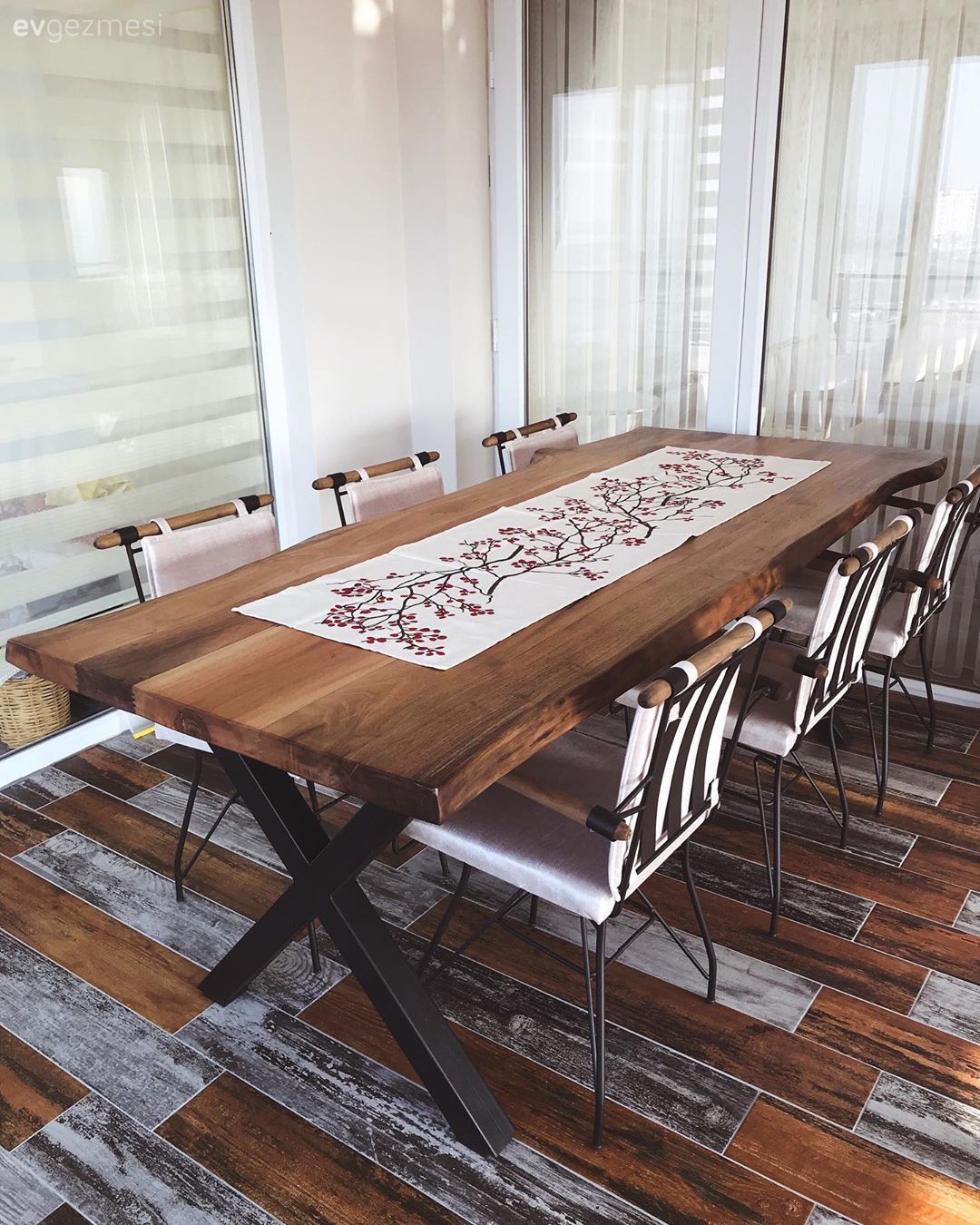 Balkon masası, Sandalye, Siyah- Beyaz, Çizgili desen, Desenler, Ahşap masa, Parke