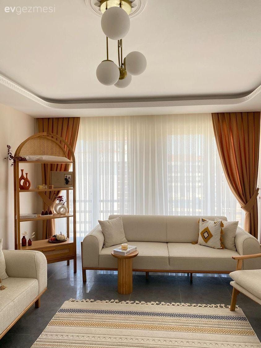 Salon, Beyaz, Krem, Hardal, Koltuk takımı, Fon perde, Perde, Tül perde, Halı, Salon halısı, Berjer, Hasır dolap, Avize, Aydınlatma, Salon avizesi, Yan sehpa, Sehpa, Kırlent, Ev tekstili, Modern, Bohem Dekorasyon