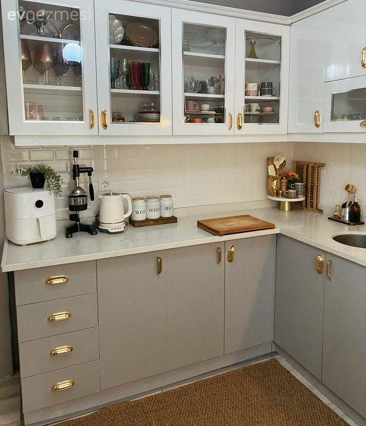 Mutfak, Country mutfak, Gri, Beyaz, Altın, Mutfak tezgahı, Mutfak tezgah arası, Tezgah arası seramik, Mutfak aksesuarları, Jüt halı, Halı, Kahverengi