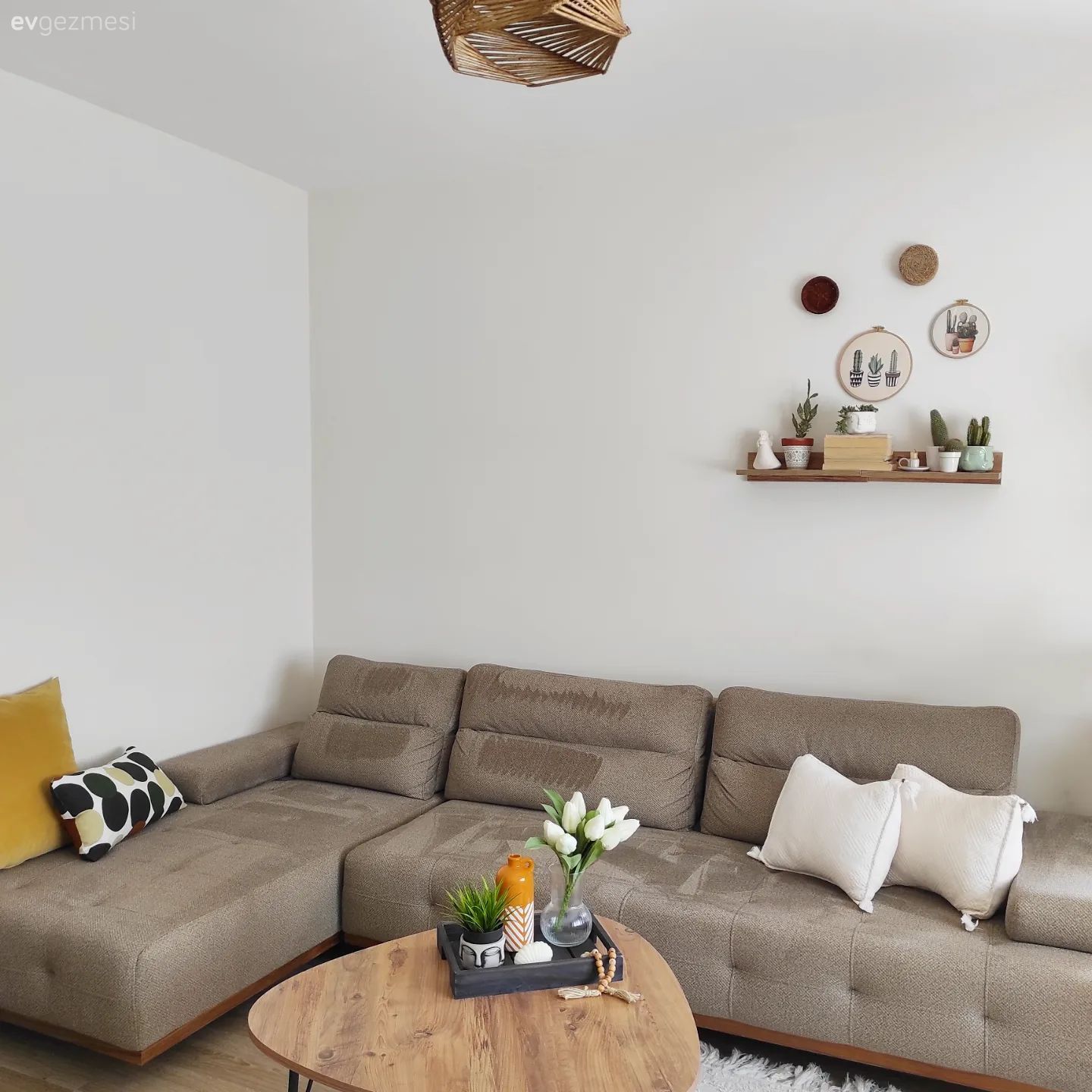 Salon, Modern, Bej, Vizon, Hasır avize, Duvar rafı, Duvar dekorasyonu, Köşe koltuk, Koltuk takımı, Orta sehpa, Sehpa, Ahşap Mobilya, Kırlent, Ev tekstili, Sarı, Halı, Dekoratif Objeler