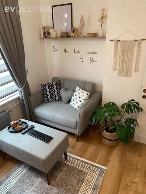 Duvar rafı, Oturma Odası, Duvar dekorasyonu, Gri, Puf, Makrome, Fon perde, Perde, Halı, Siyah, Salon halısı, Zebra Perde, Beyaz, Çerçeve, Ev bitkisi, Hasır, Parke