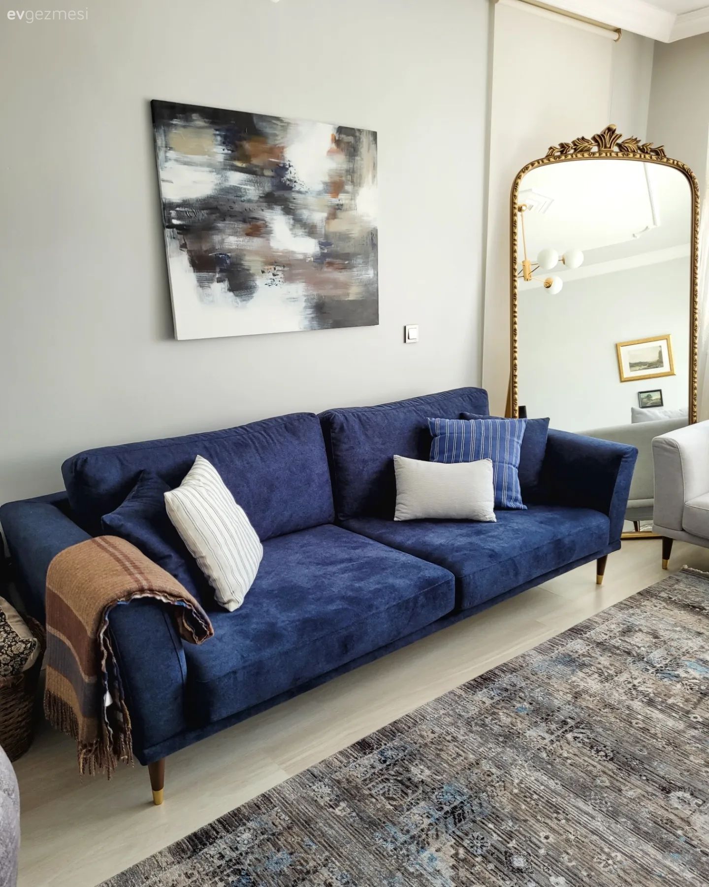 Koltuk takımı, Parlament mavisi, Beyaz, Tablo, Duvar dekorasyonu, Gri, Halı, Salon halısı, Boy aynası, Ayna