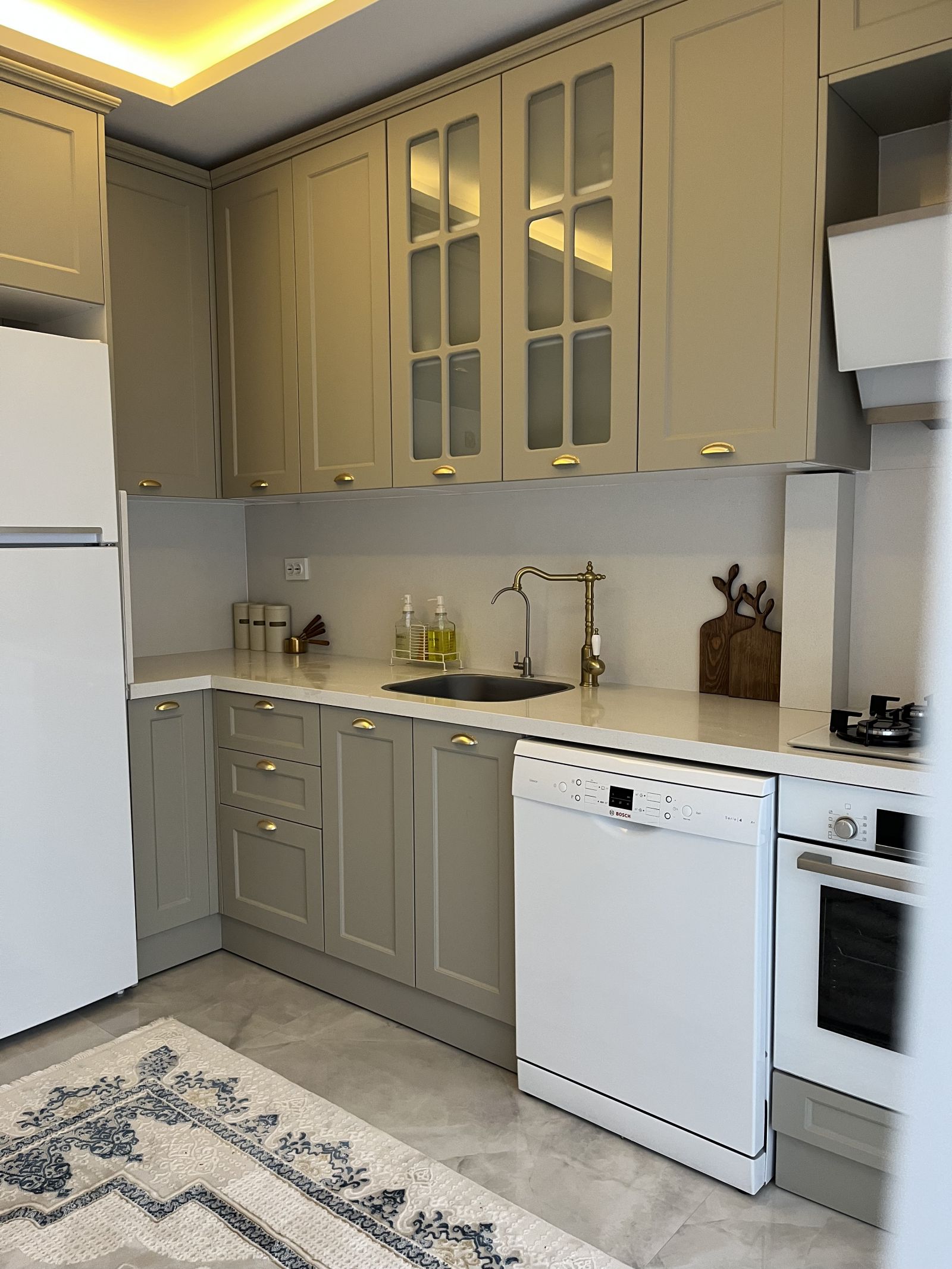 Bu Küçük Manisa Mutfağında Gri Dolaplar Şıklık Kaynağı