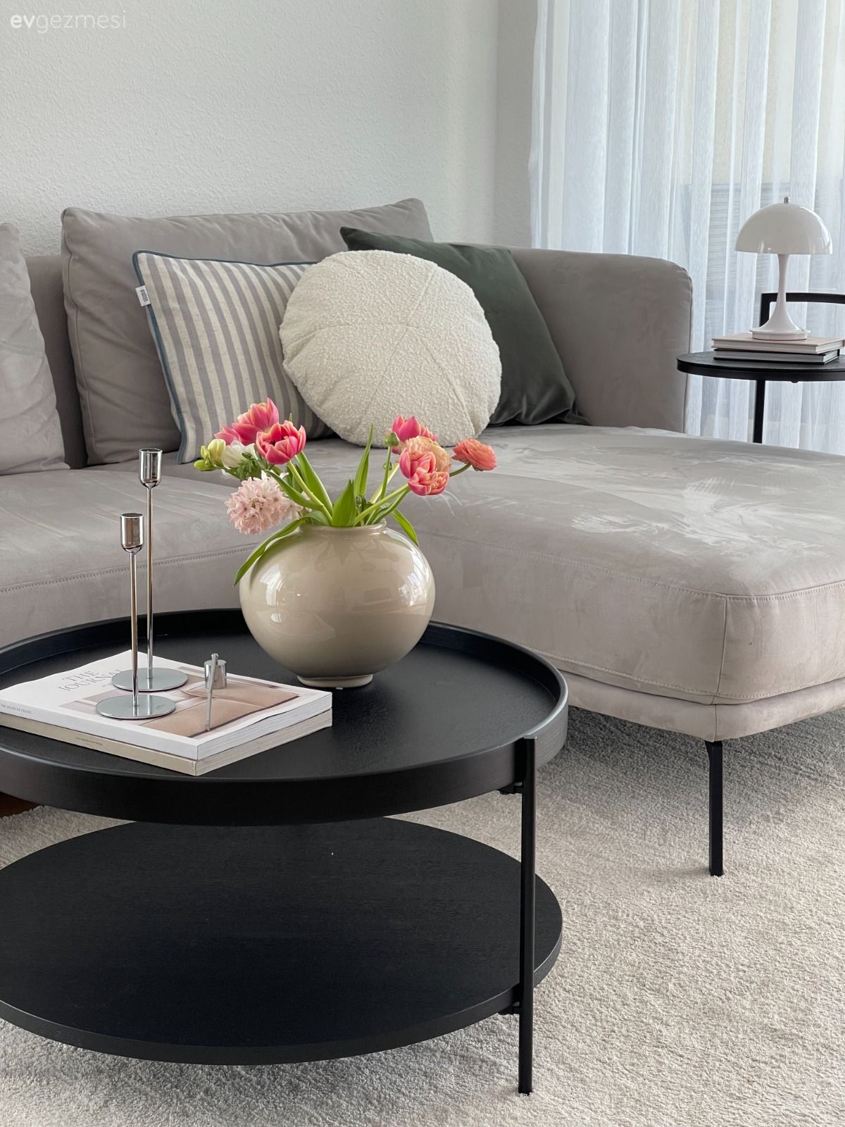 Salon, Modern, Beyaz, Gri, Siyah, Kırlent, Ev tekstili, Köşe koltuk, Koltuk takımı, Orta sehpa, Sehpa, Tül perde, Perde, Dekoratif Objeler, Salon halısı