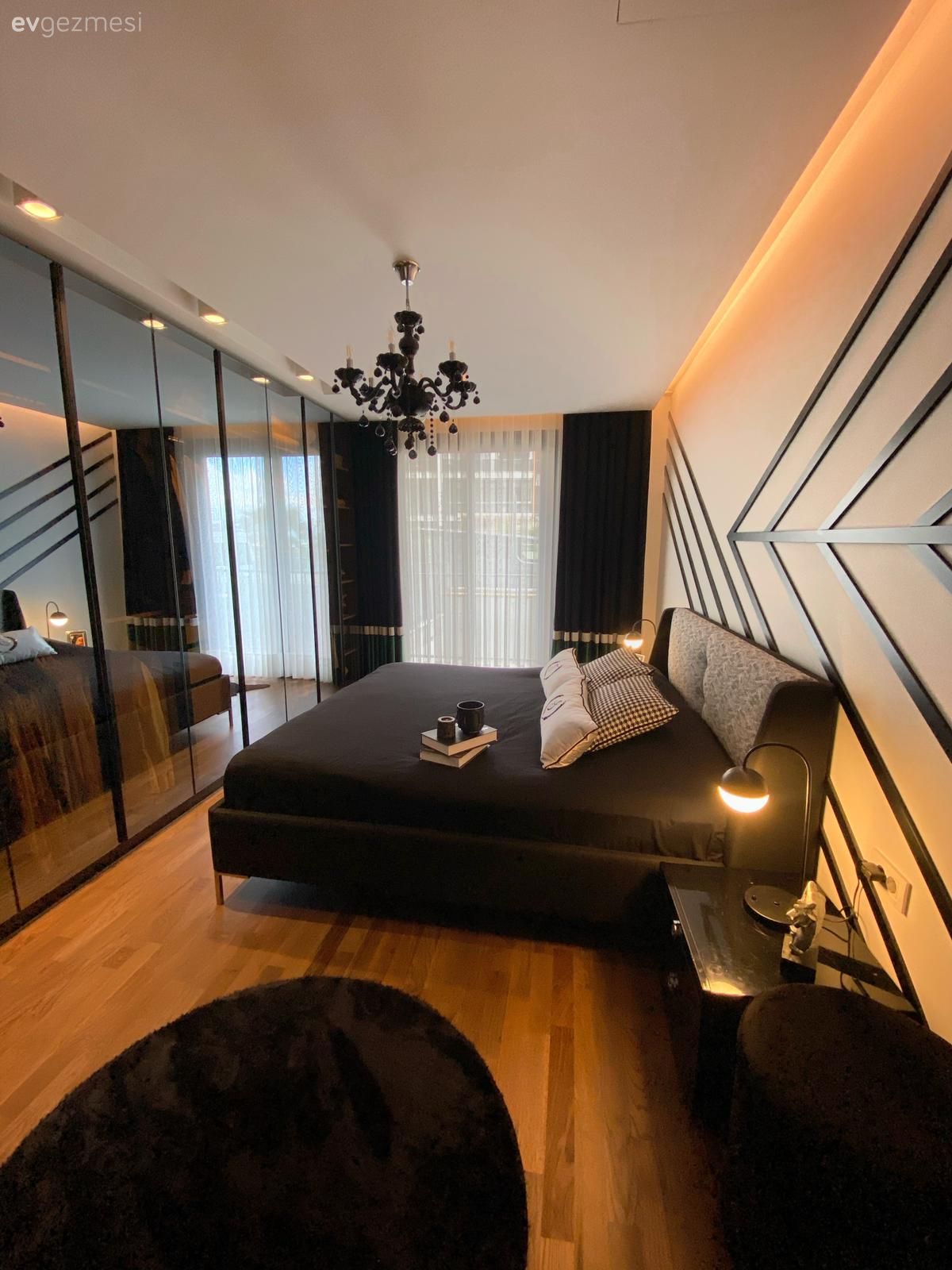 Yatak Odası, Art deko, Modern, Siyah, Beyaz, Yatak odası duvar dekorasyonu, Yatak başlığı, Parke, Gardrop, Yatak odası avizesi, Komodin, Fon perde, Perde, Tül perde