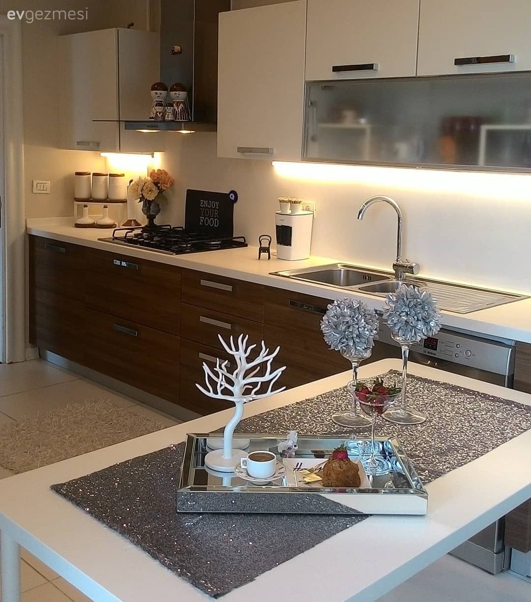 Mutfak, Beyaz, Kahverengi, Mutfak tezgahı, Mutfak tezgah arası, Mutfak masası, Mutfak halısı, Mutfak aksesuarları, Runner, Ev tekstili, Aynalı tepsi, Aynalı aksesuar