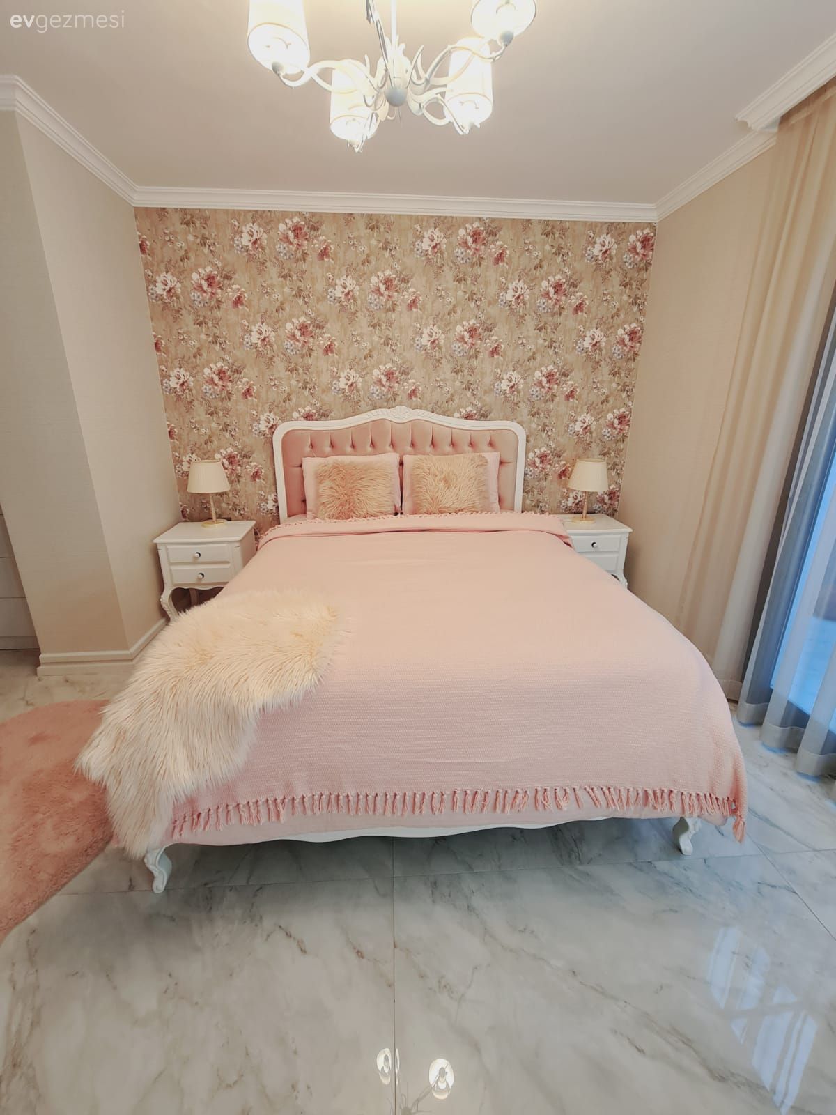 Yatak Odası, Beyaz, Pembe, Pudra pembe, Country, Country yatak odası, Çiçekli desen, Desenler, Duvar kağıdı, Duvar dekorasyonu, Peluş, Halı, Avize, Aydınlatma, Yatak odası avizesi, Zemin seramikleri, Komodin