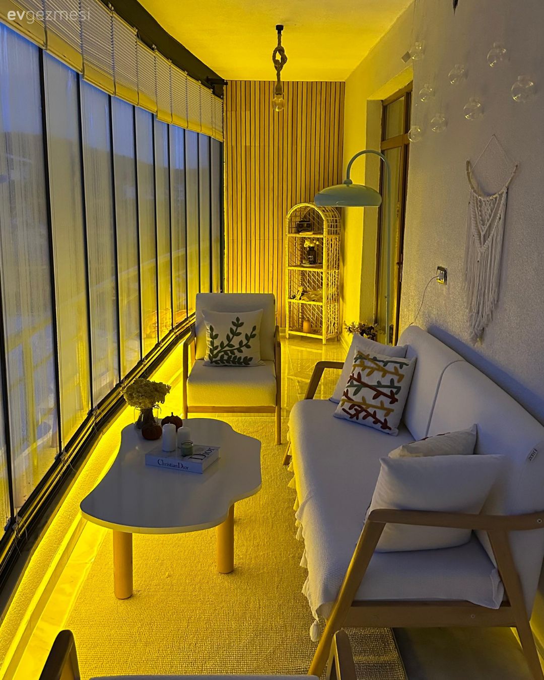 Balkon, Modern, Balkon oturma grubu, Duvar çıtalama, Kırlent, Ev tekstili, Orta sehpa, Sehpa, Berjer, Koltuk takımı, Dekoratif Objeler, Balkon duvar dekorasyonu, Kapalı balkon