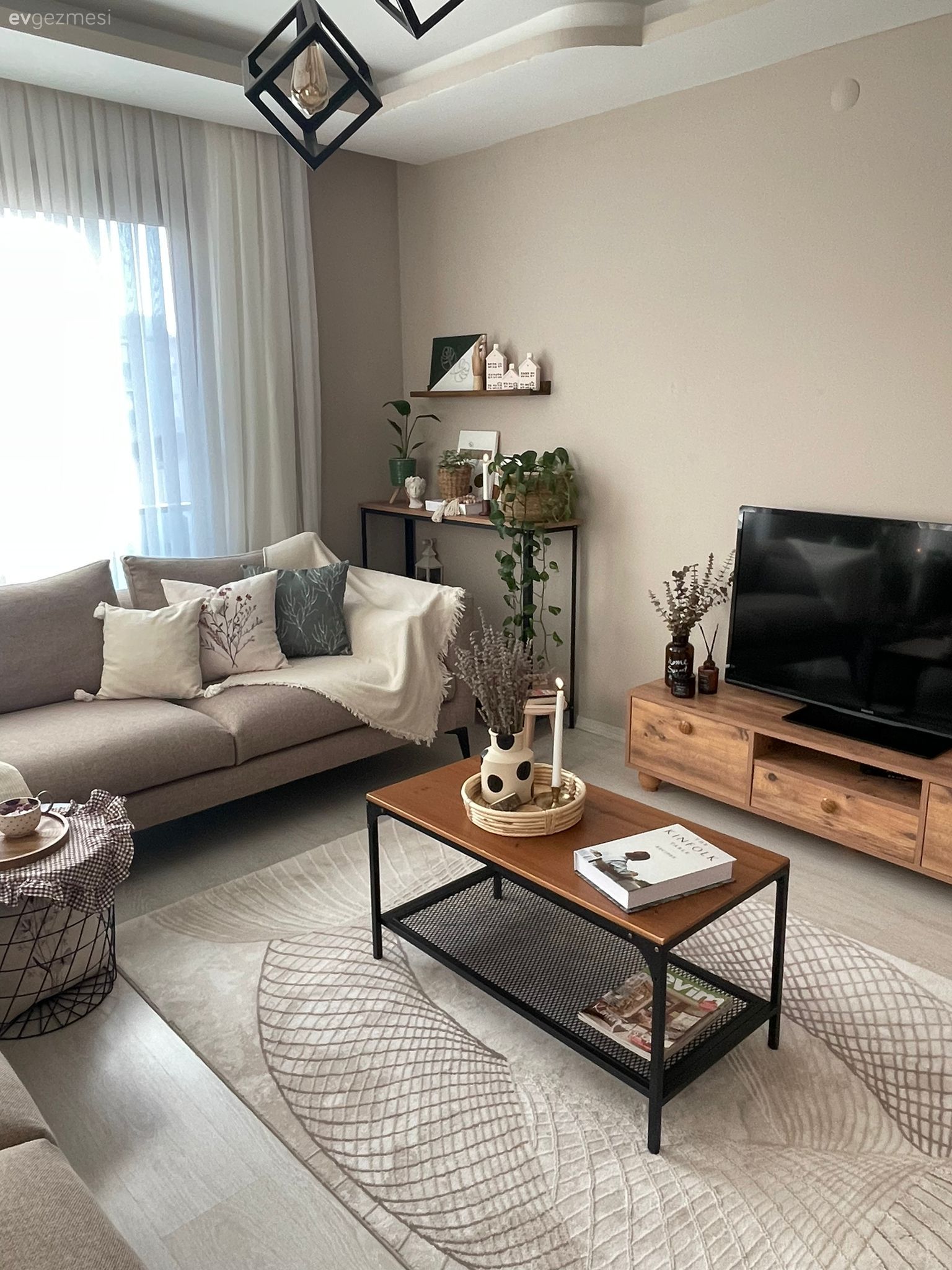 Salon, Bohem Dekorasyon, Gri, Beyaz, Bej, Kahverengi, Koltuk takımı, Orta sehpa, Sehpa, Tül perde, Perde, Tv ünitesi, Tv ünitesi aksesuarları, Ev Aksesuar, Halı, Duvar dekorasyonu, Ahşap Mobilya