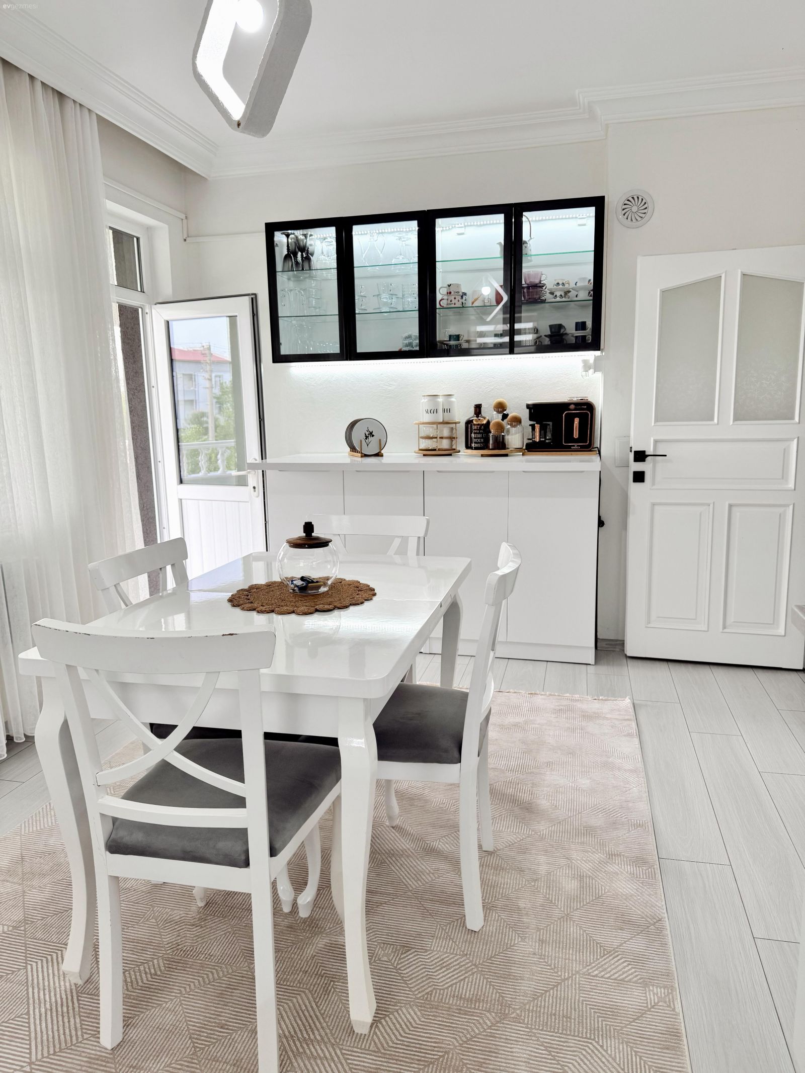 Beyazla Ferahlayan Bu Samsun Mutfağında Her Şey Tam Kararında