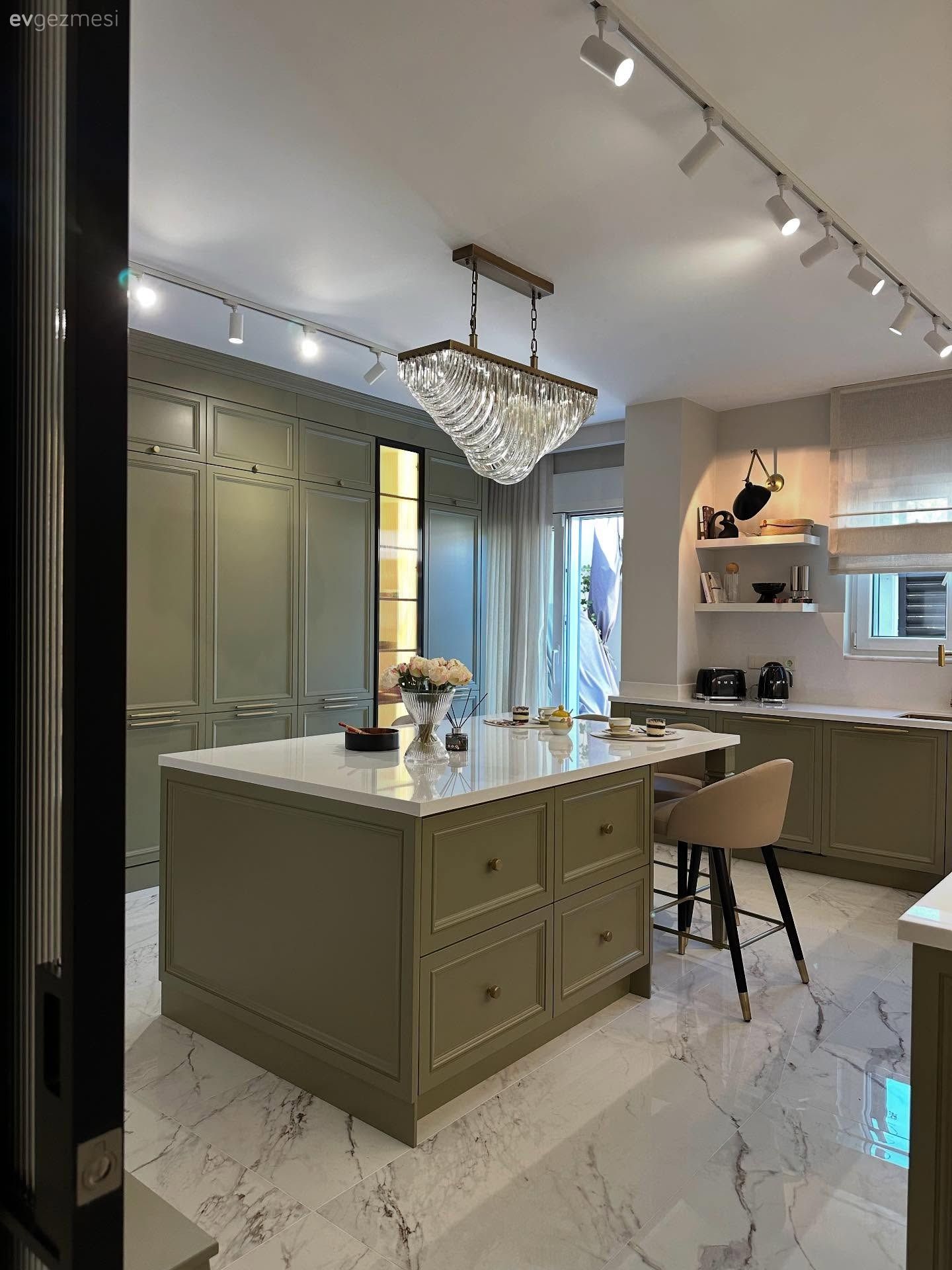 Yeşilin Belirgin Olduğu Bu Mutfakta Zıtlıkların Uyumu Var